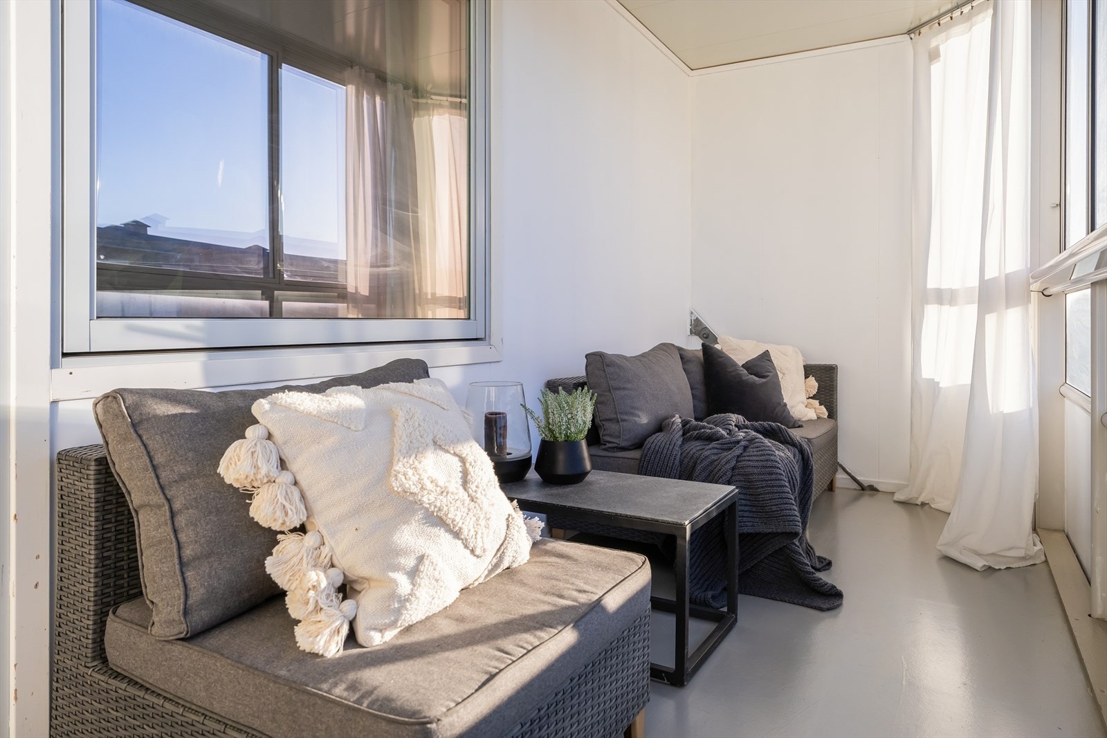 Verandaen ligger vestvendt til og byr på ettermiddag- og kveldssol. Vegger og gulv ble malt på verandaen i 2024/2025, med nytt tilleggsstrøk i 2026. Galleribilde