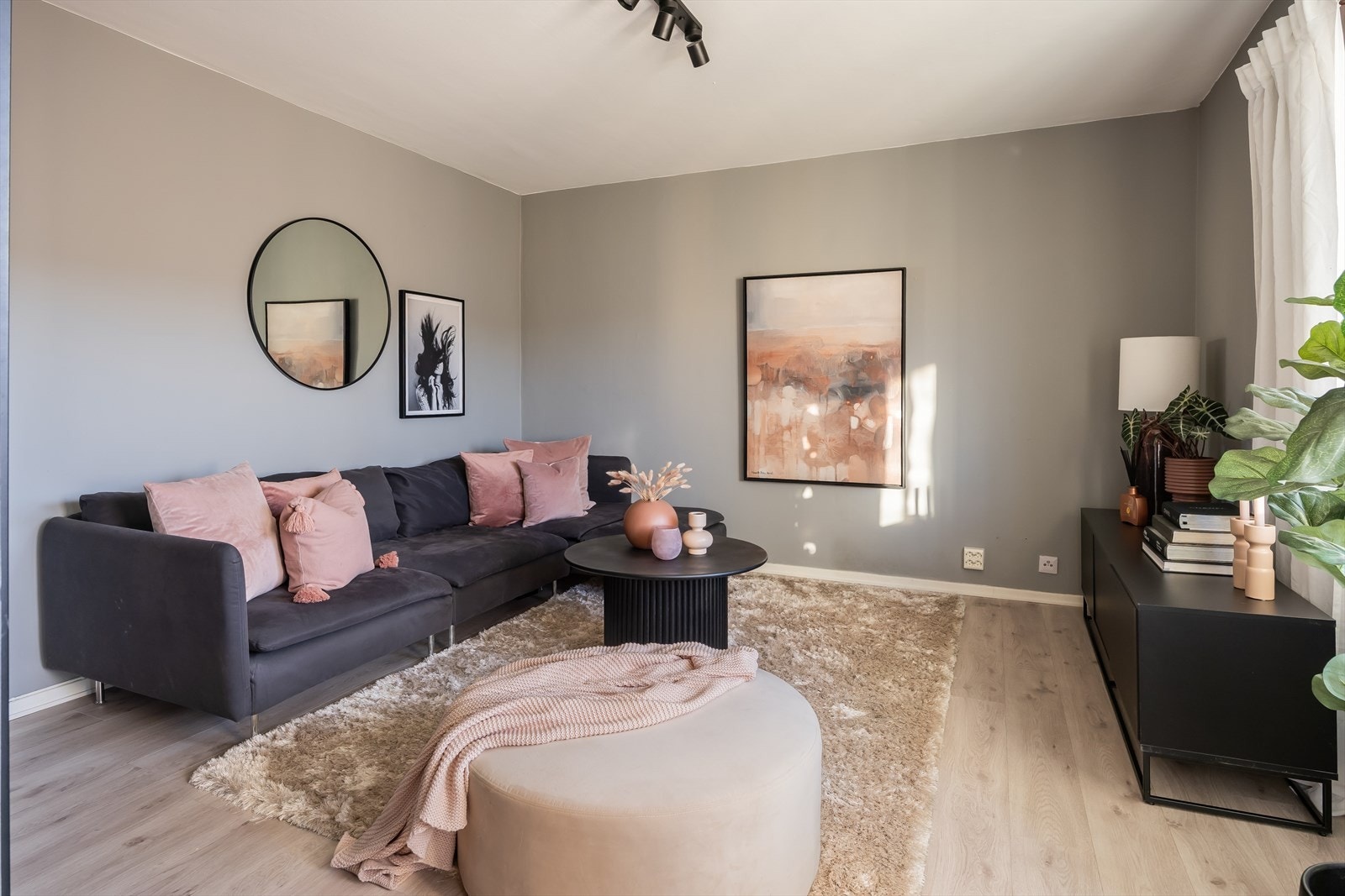 Leiligheten byr på en delvis åpen stue- og kjøkkenløsning på til sammen 20 m². Det ble i 2020 lagt nytt Pergo klikk-vinyl gulv på kjøkkenet, stue, sovealkoven og gangen. Galleribilde