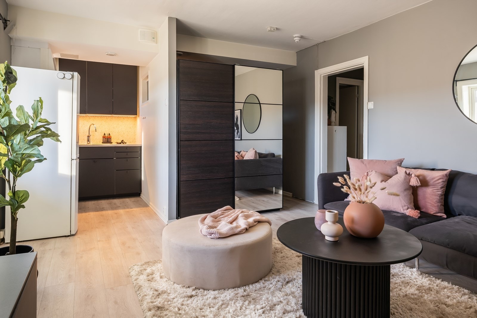 Foran sovealkoven er det en praktisk skyvedørsgarderobe som medfølger handelen. Galleribilde