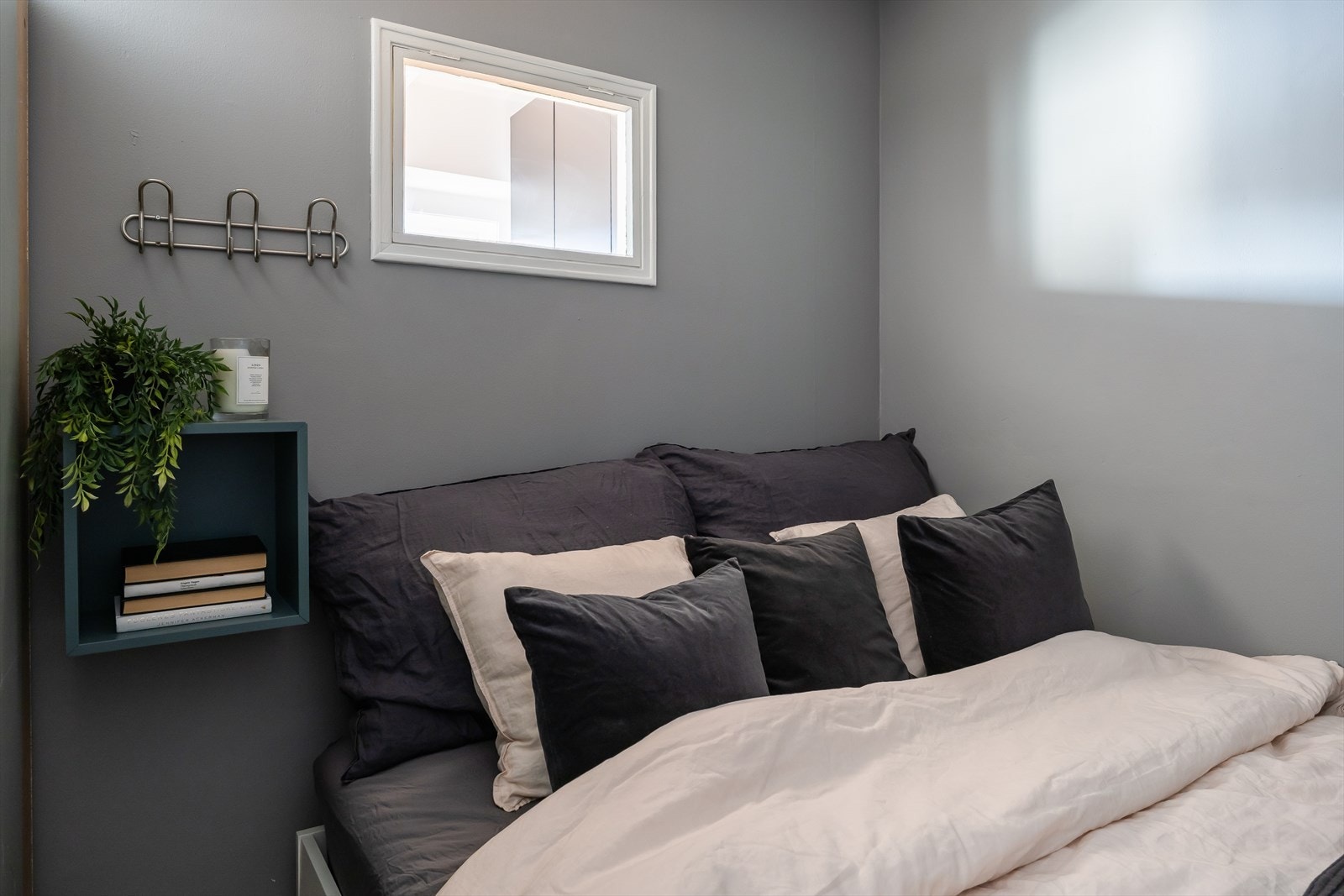 Det er svært gode bussforbindelser kun få minutter unna leiligheten med blant annet metrobuss, vanlig rutebuss og flybuss som tar deg til hele Trondheim. Galleribilde