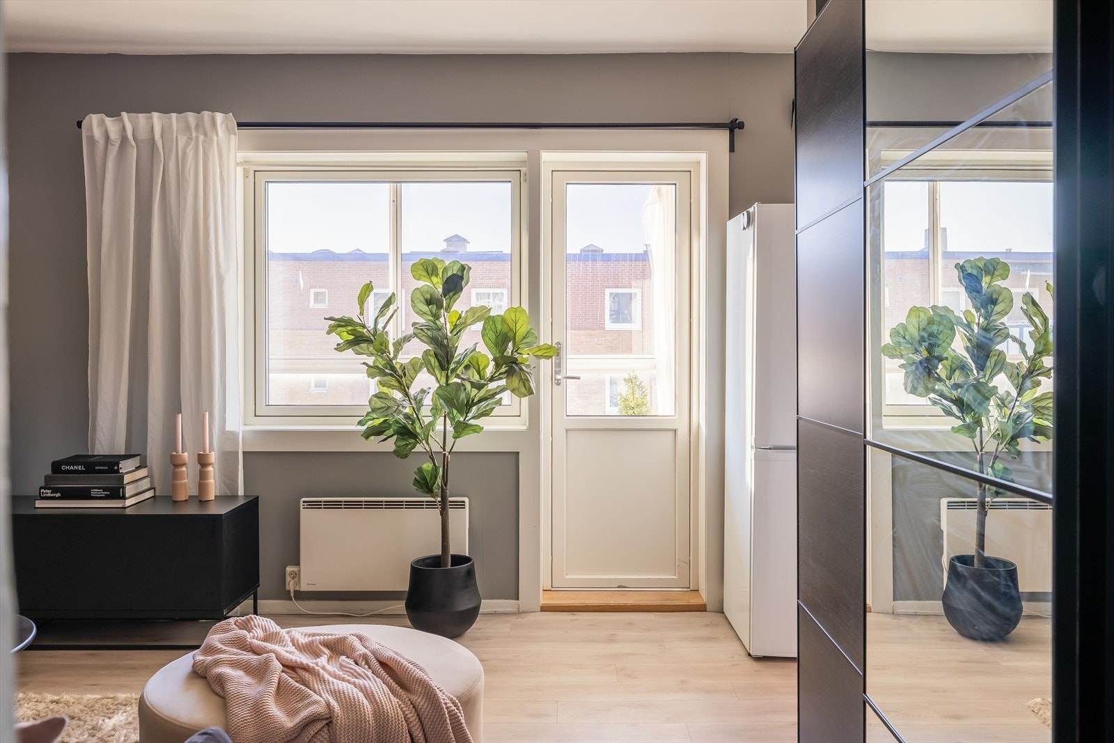 Fra stuen er det direkte utgang til verandaen, som fungerer som en naturlig forlengelse av rommet. Innglassingen gjør at verandaen kan brukes store deler av året. Galleribilde