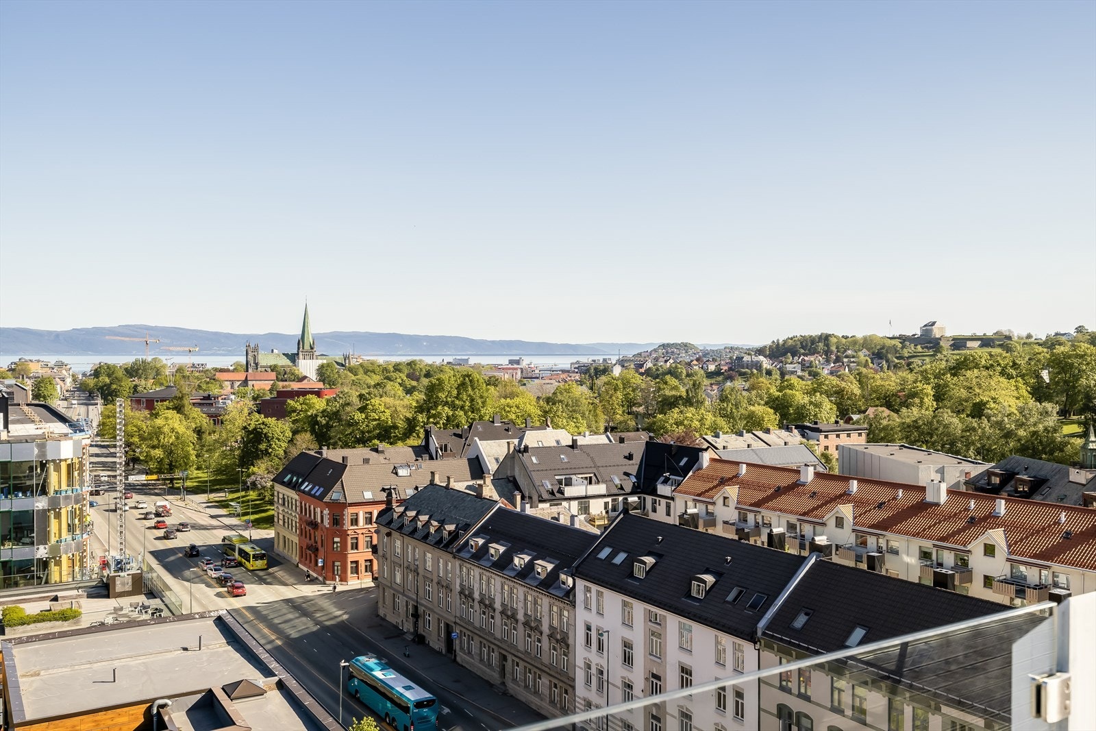 Det er sykkelparkering i kjelleren. Galleribilde