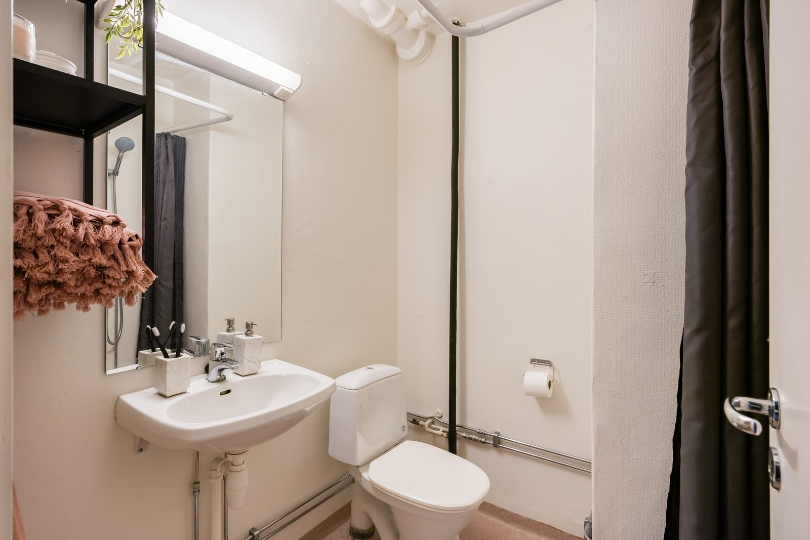 Bad på ca. 2,5 m² med gulvvarme. Galleribilde