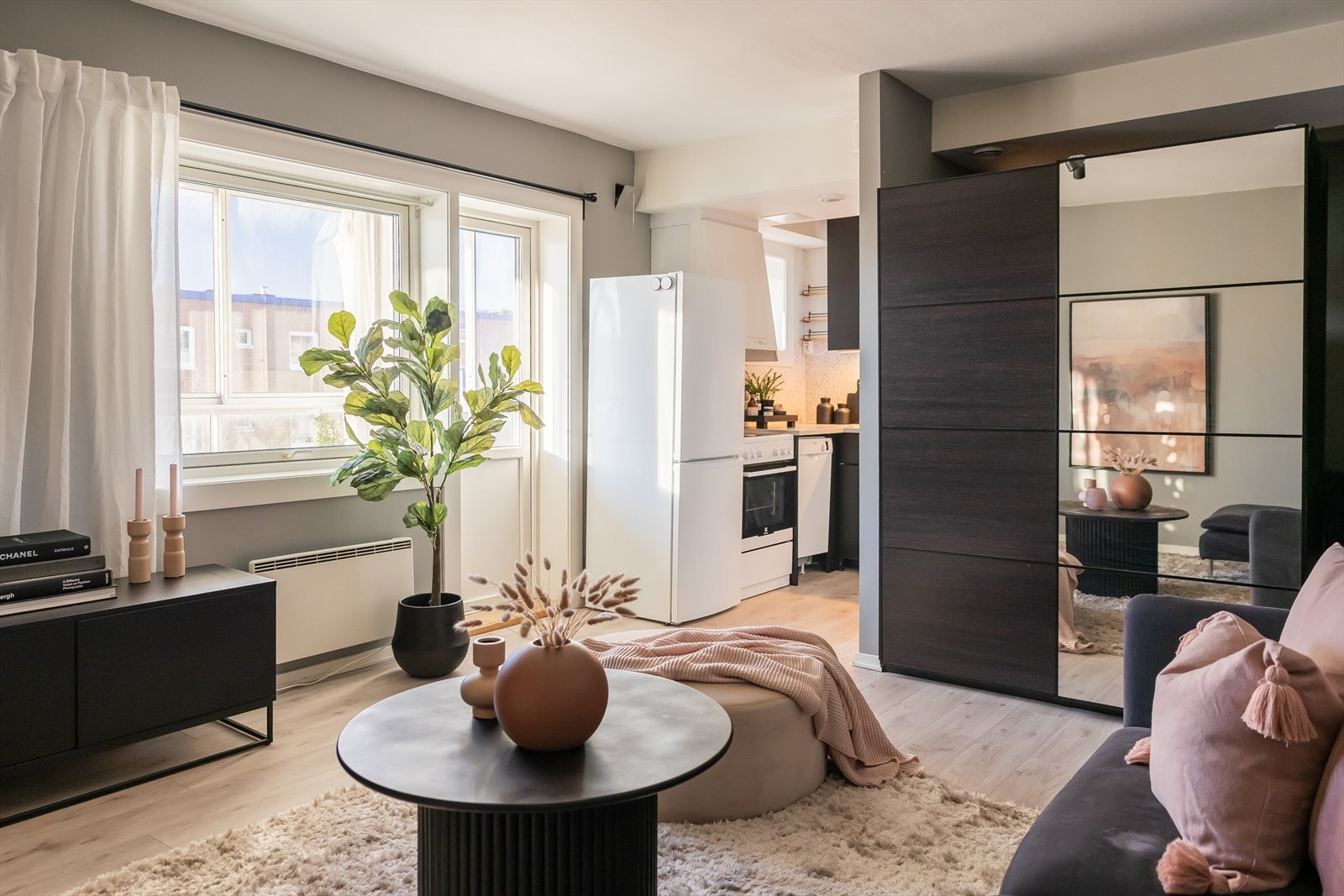 Leiligheten er i byggets 6. etasje. Det er heis i bygget. Galleribilde