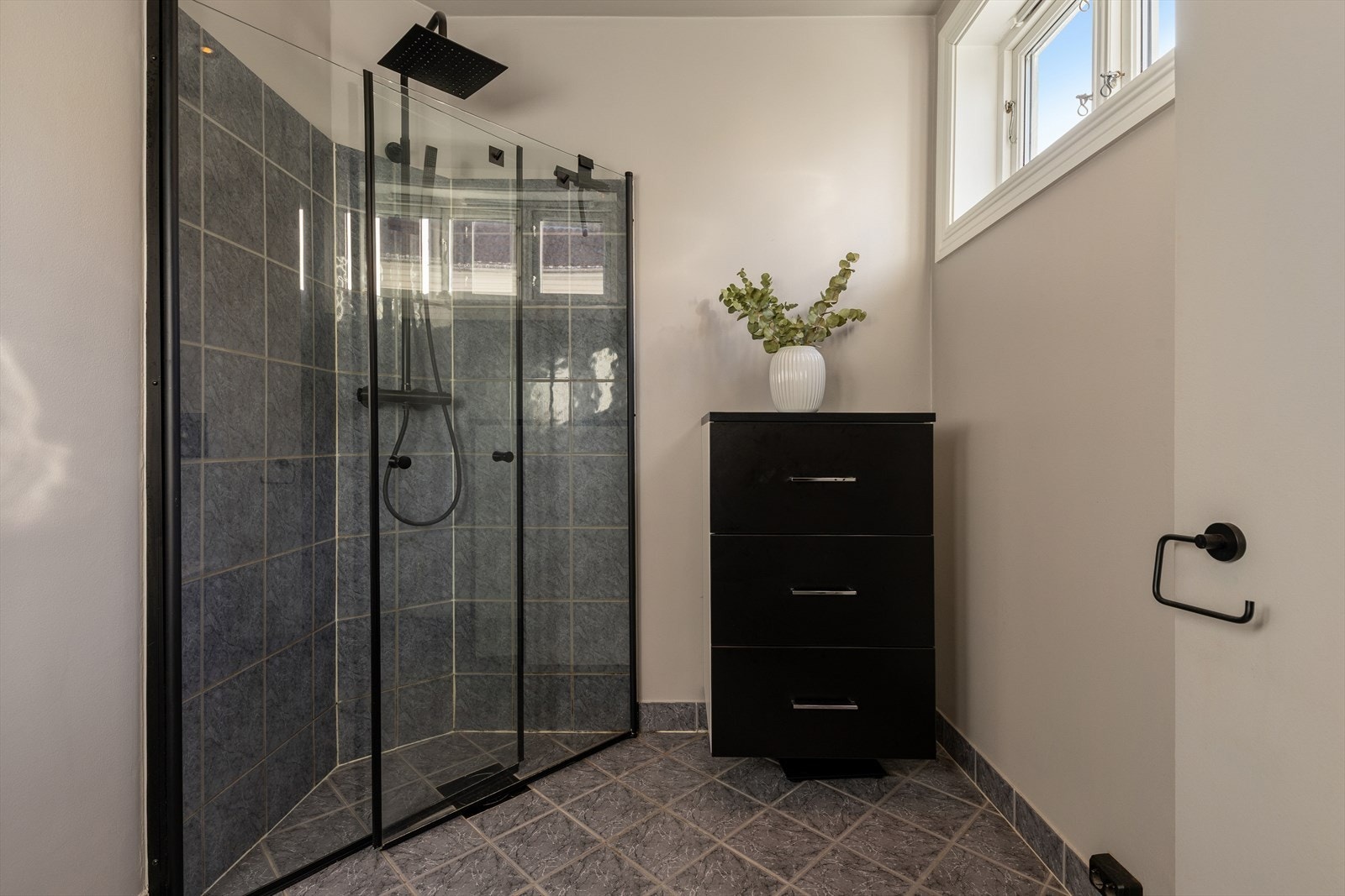 Bad/vaskerom fra 2006 med varmekabler, fliser i våtsoner og vindu for dagslys. Galleribilde