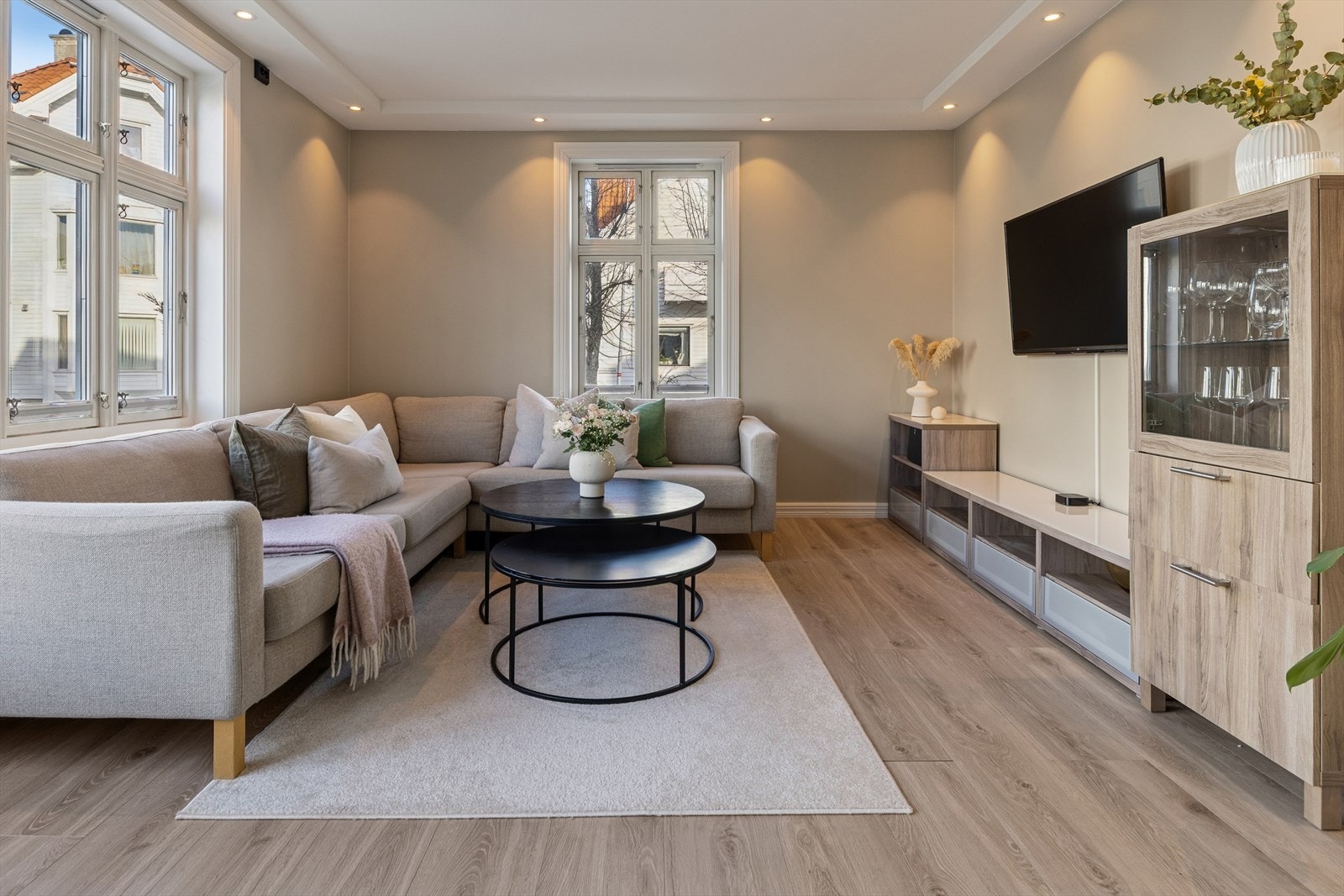 Innbydende stue med enstavet gulv og varmekabler for optimal komfort. Galleribilde