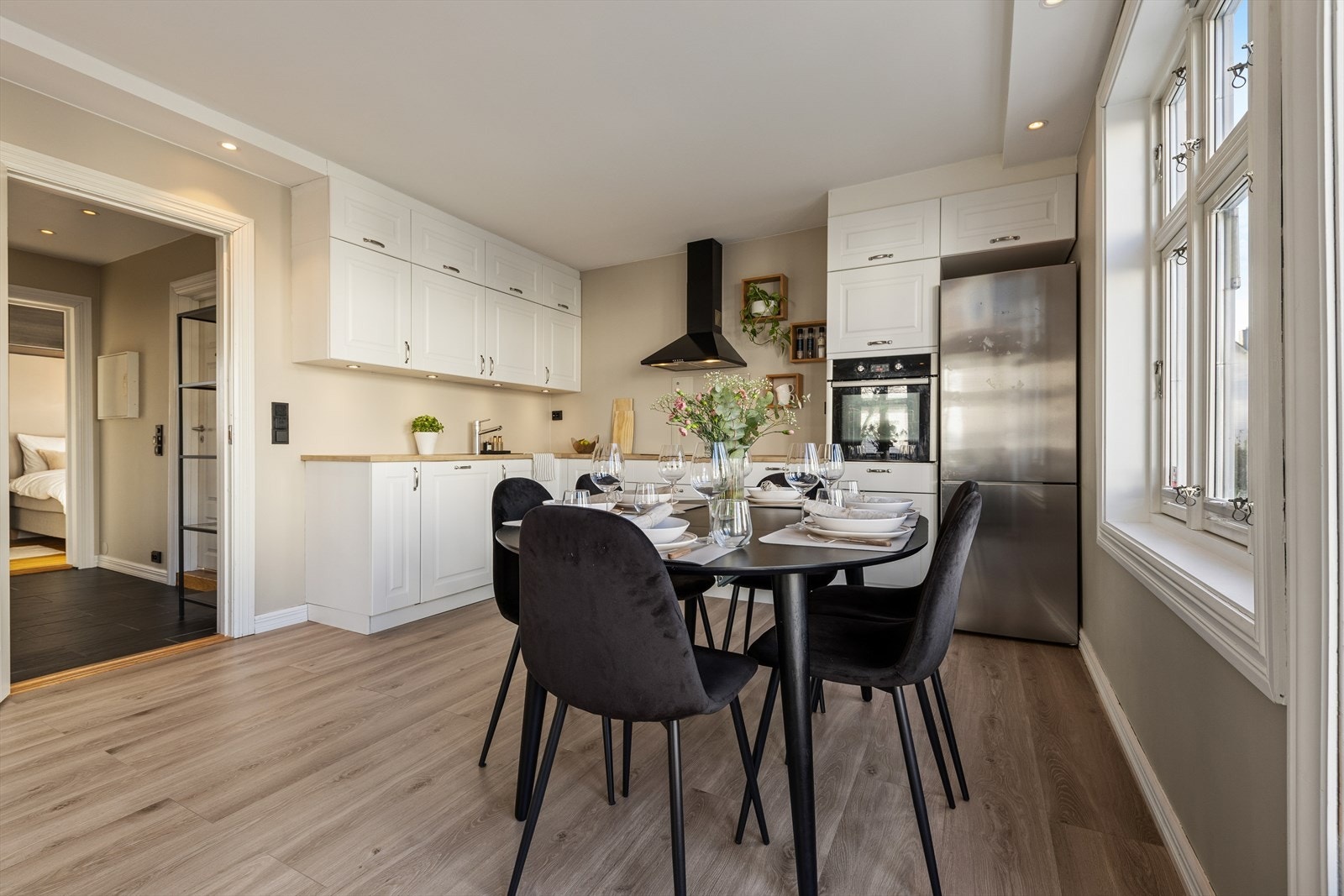 Praktisk arbeidskjøkken med integrert komfyr, platetopp og oppvaskmaskin, og god skapplass i takhøye løsninger. Galleribilde