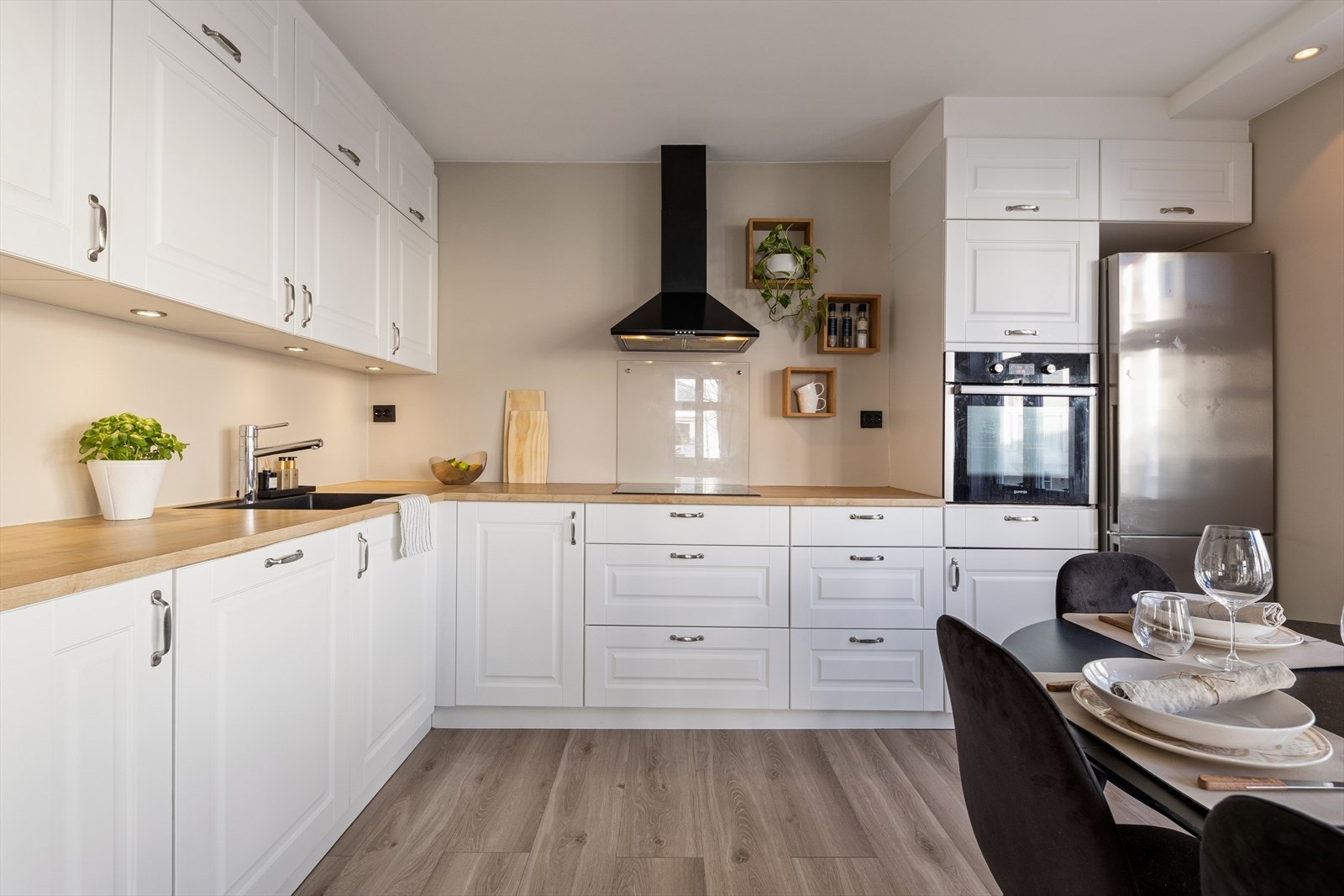 Kjøkkenet er godt belyst med spotter og har tilgang til rikelig med daglys. Galleribilde