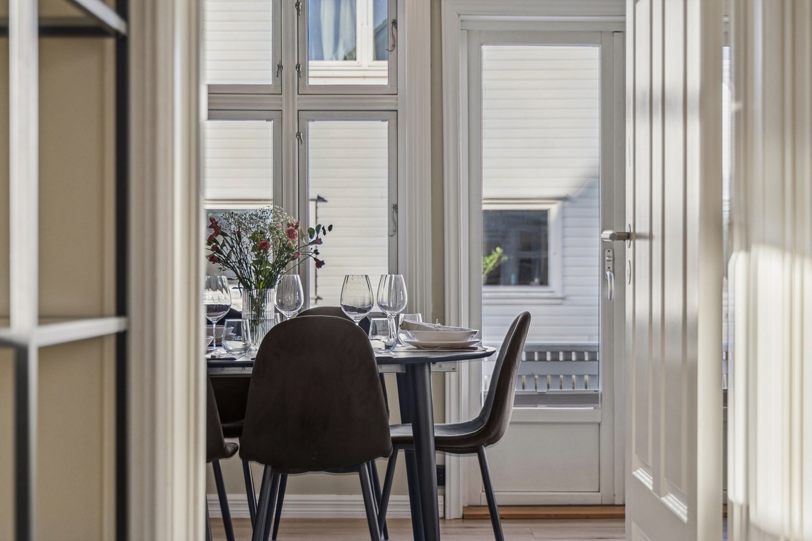 Lyst og lekkert allrom med store vinduer fra 2006 som gir rikelig lys og urbant utsyn. Galleribilde