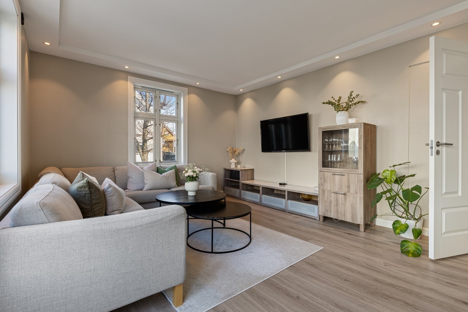 Lune materialvalg og helslette overflater gir et tidløst og moderne uttrykk. Galleribilde