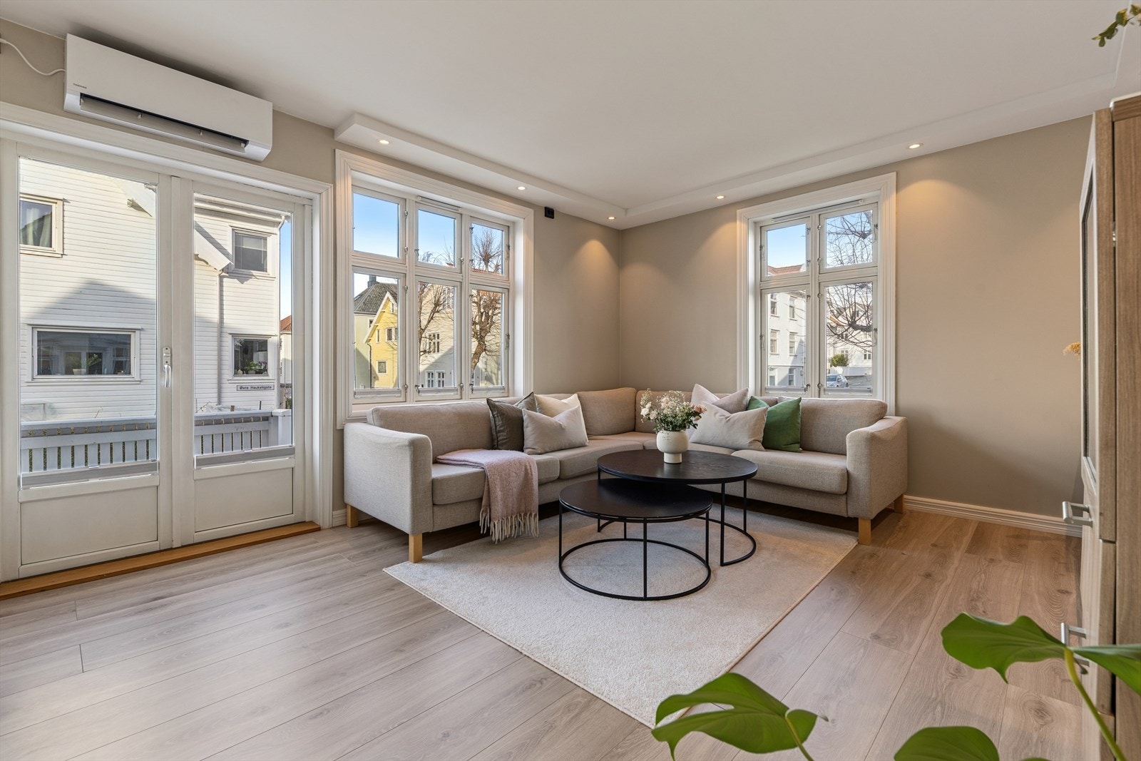 Stuen er pent innrammet av spotter langs veggene og store, klassiske vinduer. Galleribilde