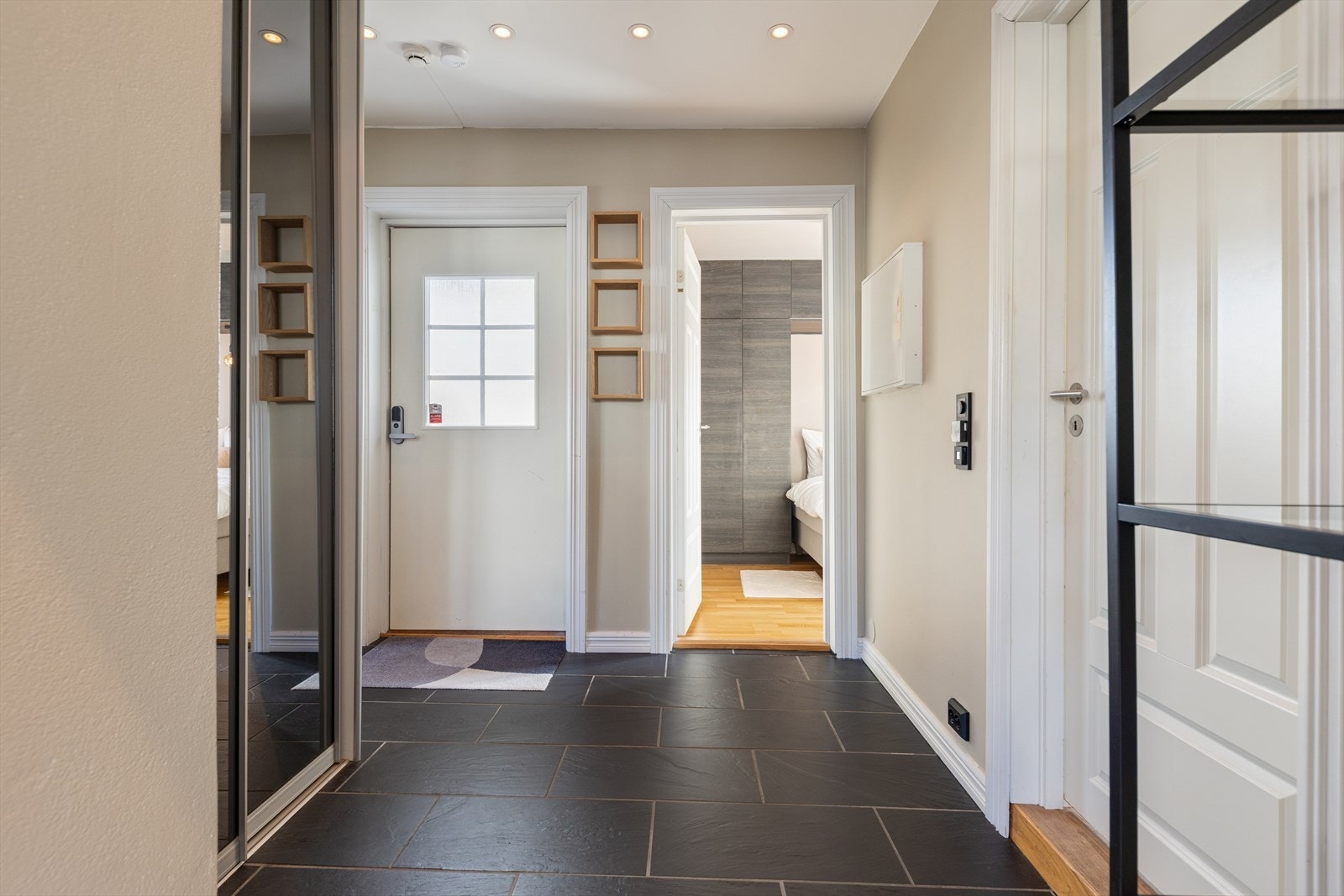 Praktisk entré med flislagt og slitesterkt gulv, spotter og en ytterdør oppgradert i 2012 med kodelås. Galleribilde