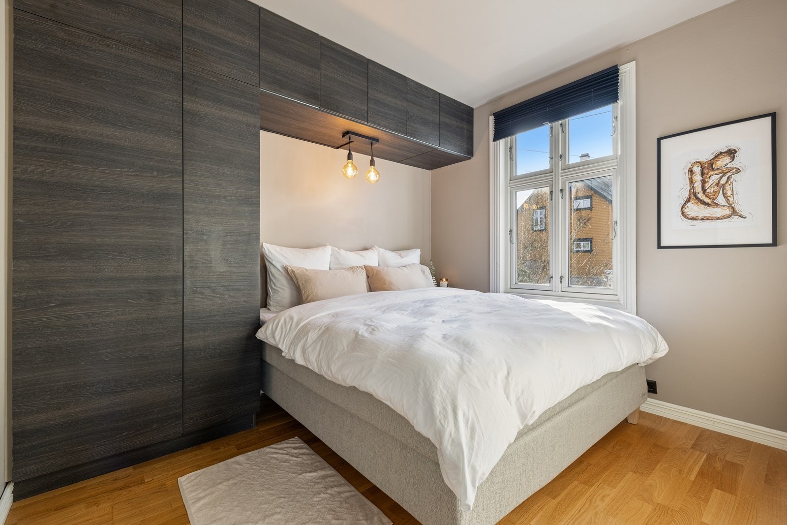 Hovedsoverommet har plass til dobbeltseng og er smart innredet med garderobeløsning som gir maksimal utnyttelse av rommet uten å ta mye gulvplass. Galleribilde