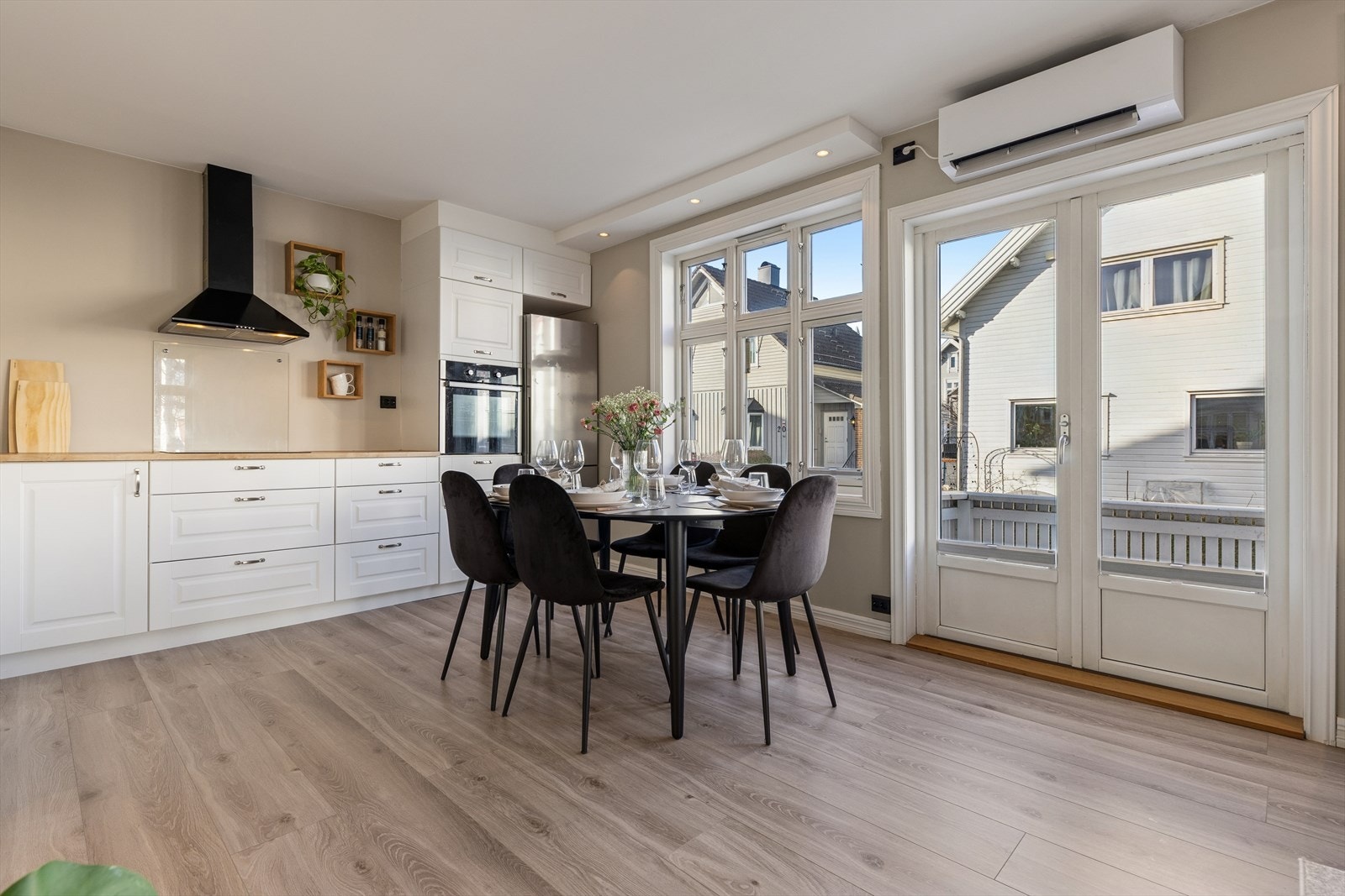 Stue og kjøkken i åpen løsning med naturlige møbleringssoner. Galleribilde