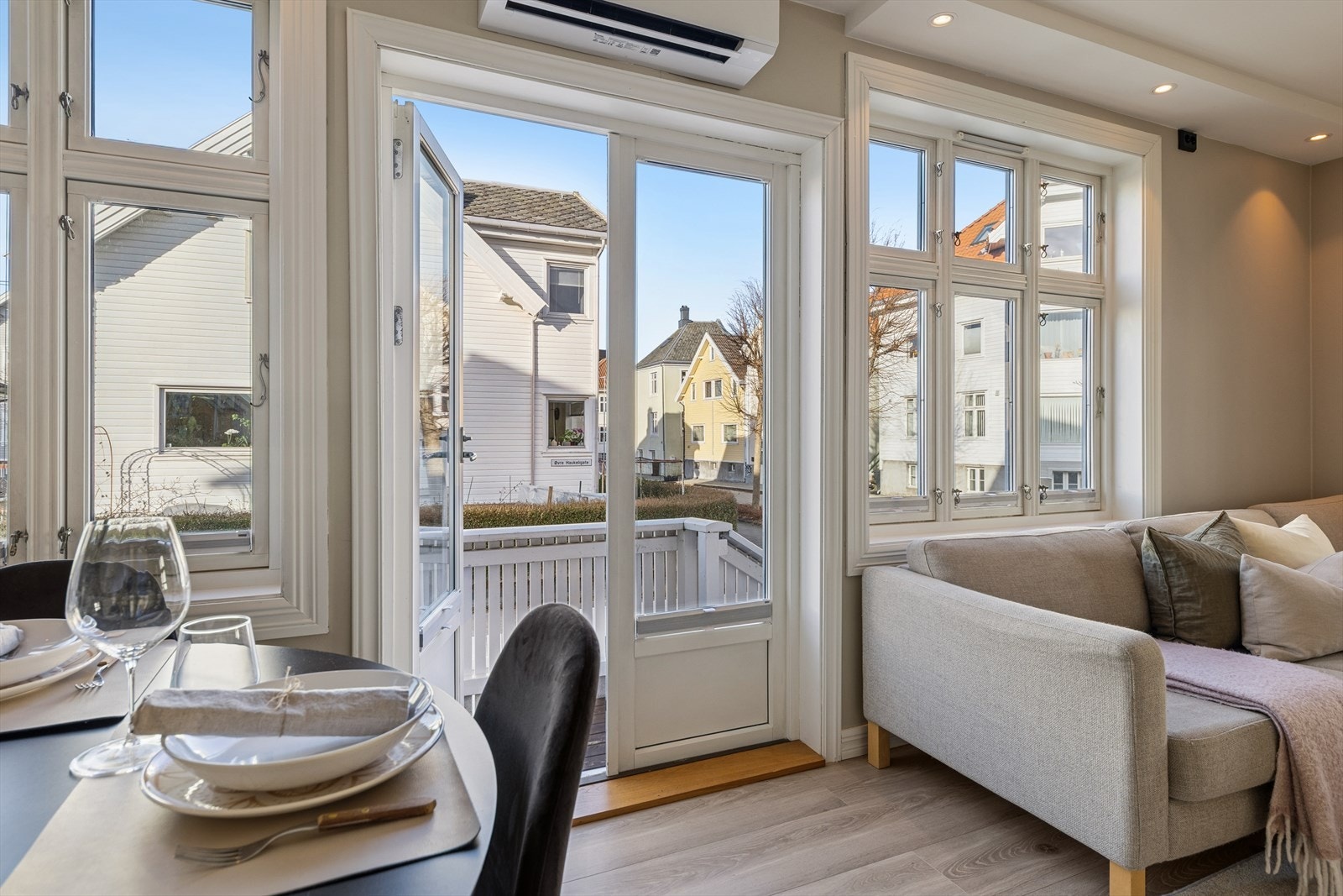 Dobbelfløyede dører åpner opp til hage og markterrasse - en naturlig forlengelse av stuen. Galleribilde