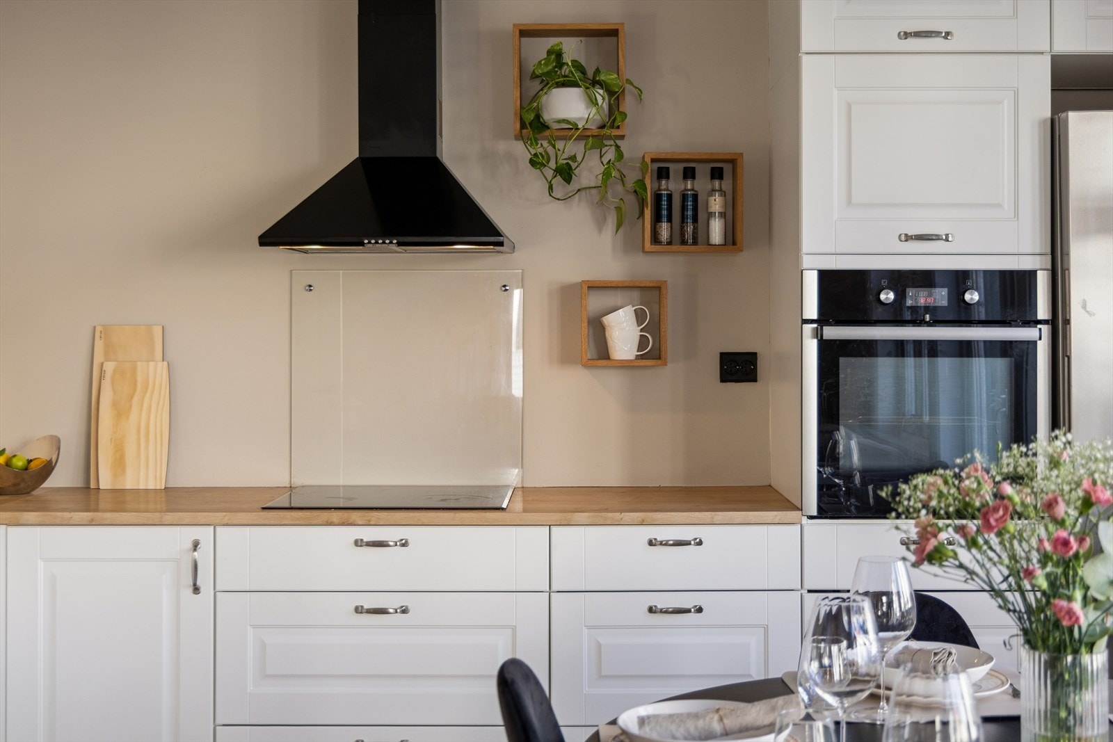 Kjøkkenet fra 2014 kombinerer heltrebenk og profilerte fronter som ivaretar husets klassiske sjel. Galleribilde