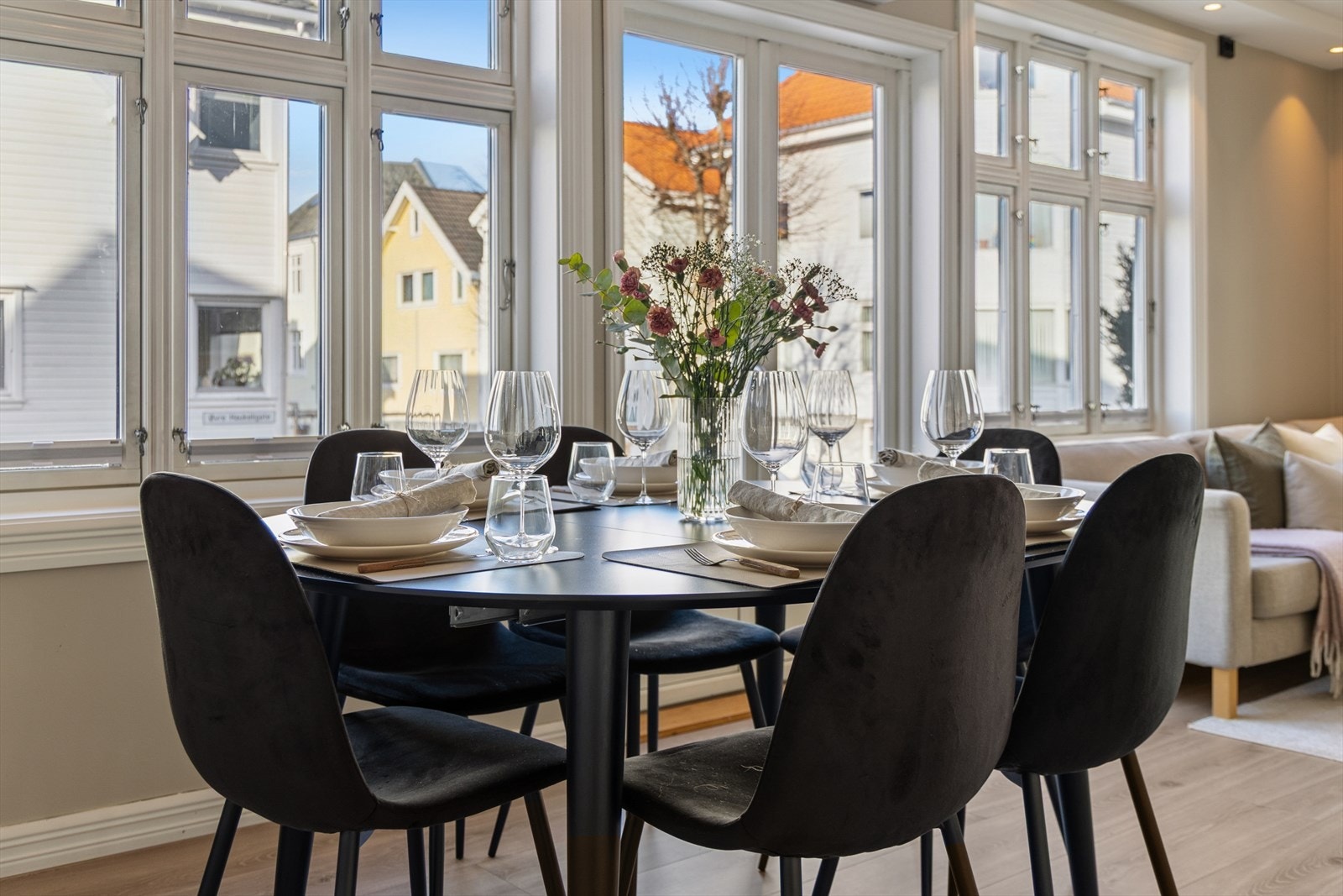 Allrommet byr på store, sidehengslede vinduer og god plass til langbord for sosiale samlinger. Galleribilde