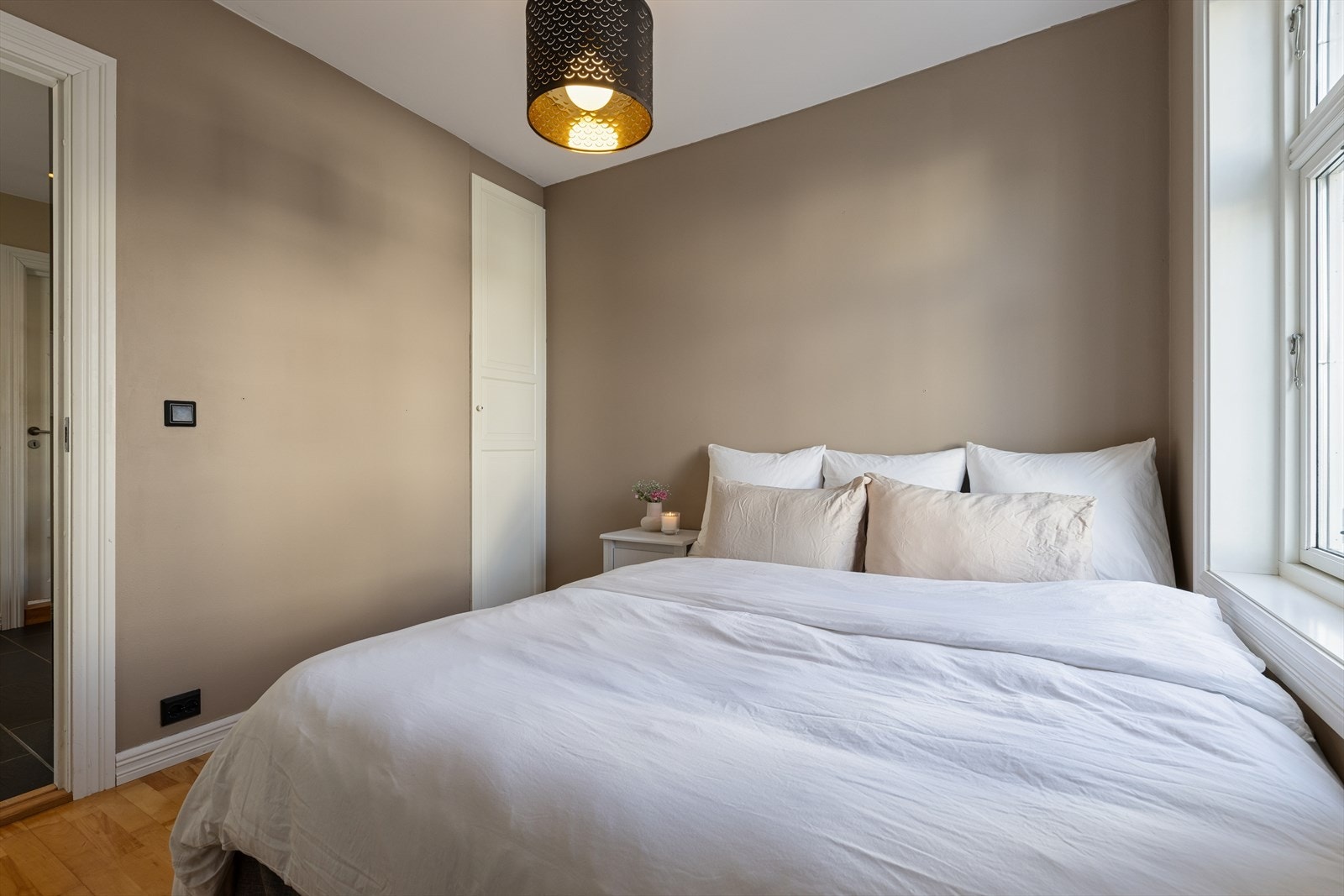 Både skap og overflater er i samme klassiske og oppgraderte utførelse som resten av leiligheten. Galleribilde