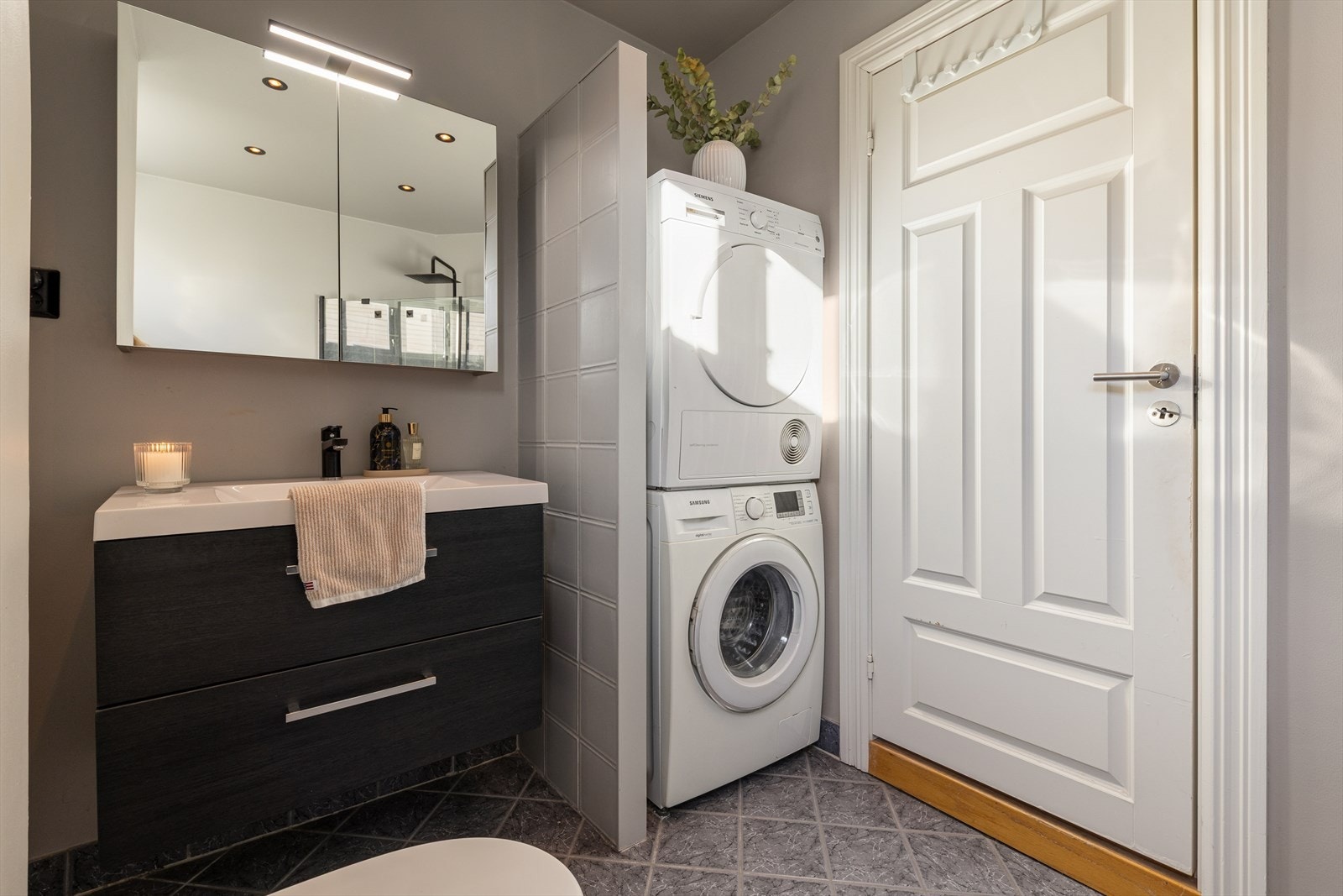 Oppgradert dusjhjørne med regndusj, sorte detaljer og plass til vaskesøyle. Galleribilde