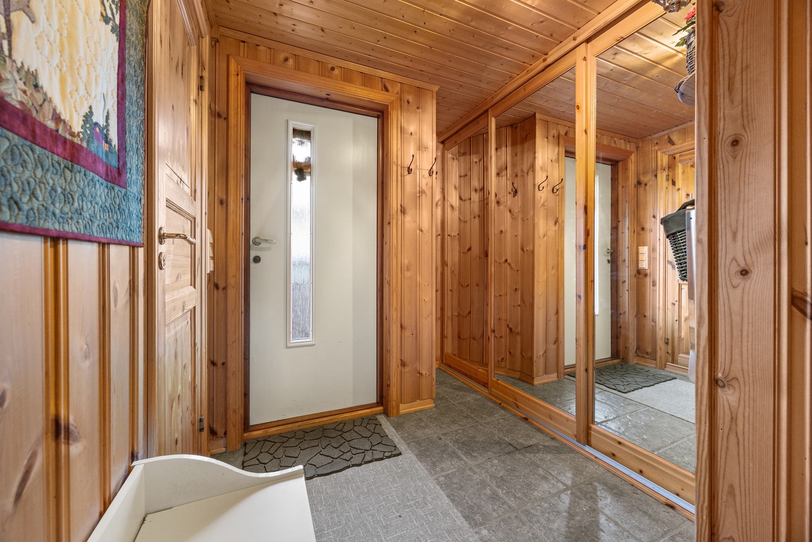 Entré - 5,5 kvm. Praktisk skyvedørsgarderobe Galleribilde