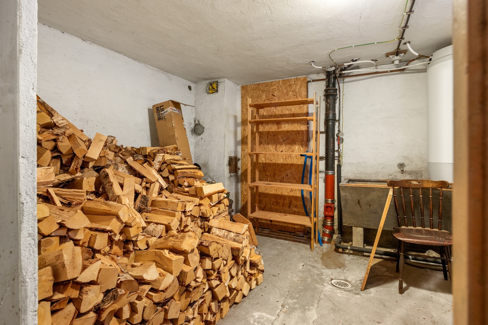 Kjelleren er innredet med tre boder på hhv. 10,5 kvm, 9,5 kvm og 5 kvm Galleribilde