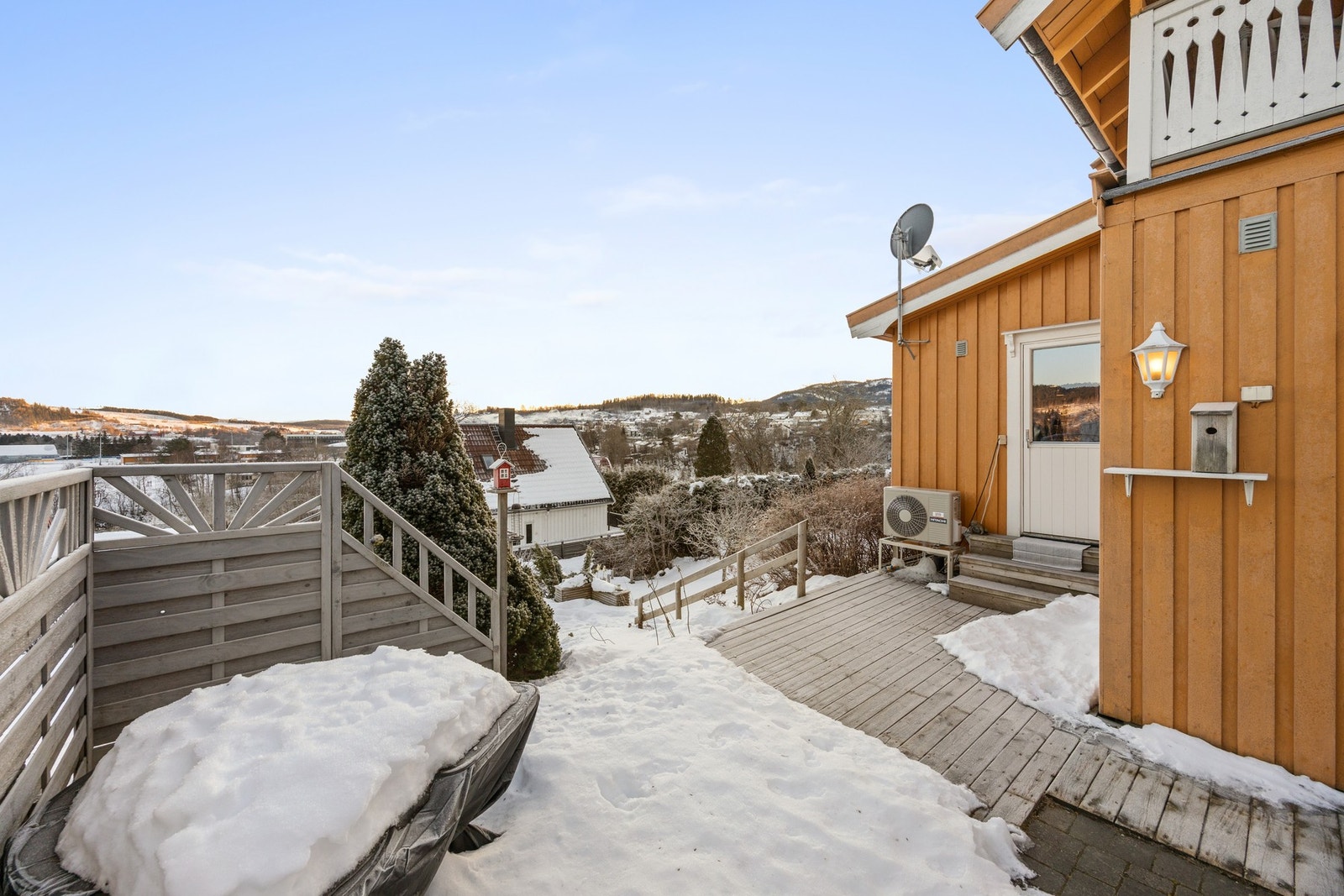 Pent opparbeidet terrasse som går over flere nivå Galleribilde