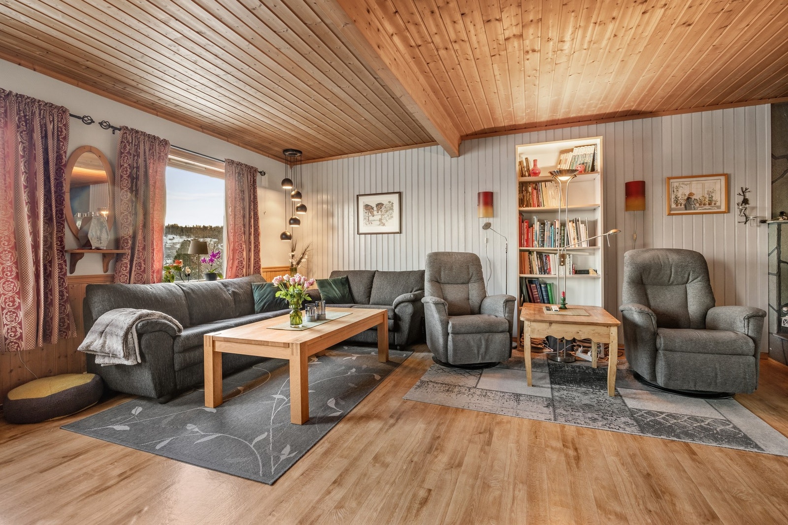 Det er god plass til flere sittegrupper i stuen Galleribilde