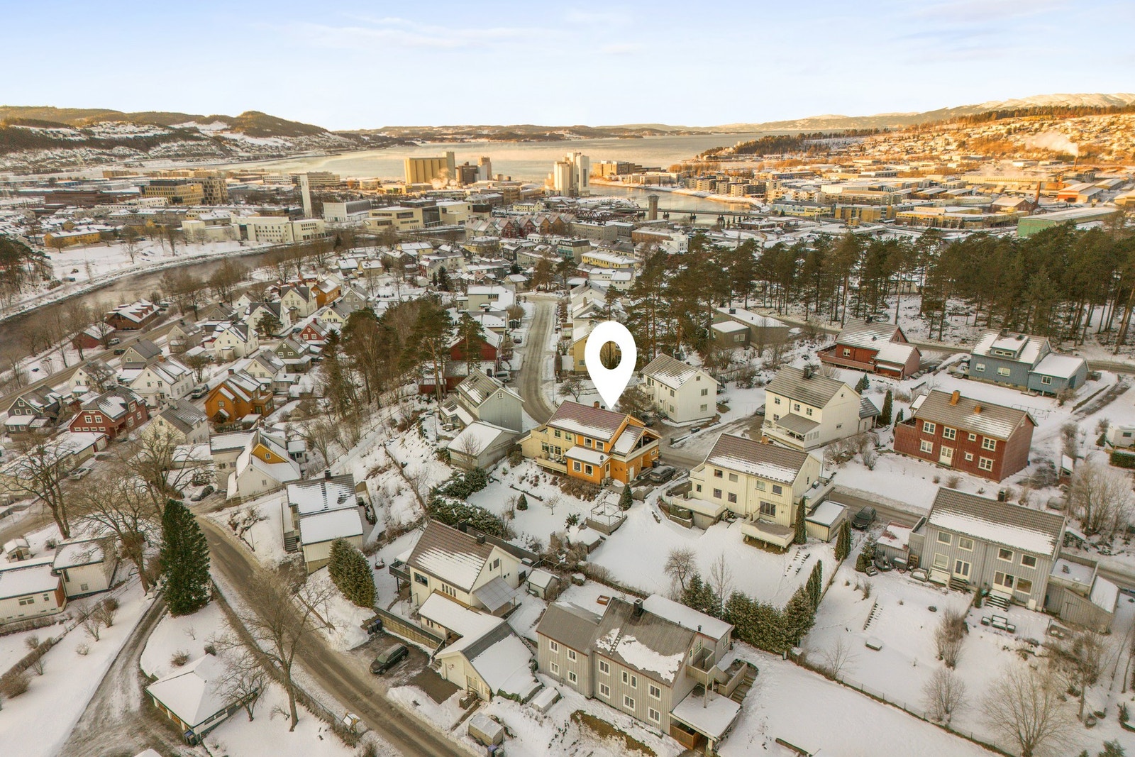 Sentralt beliggende med gangavstand til sentrum, barnehager, skoler, videregående, idrettsanlegg, universitet, m.m. Galleribilde