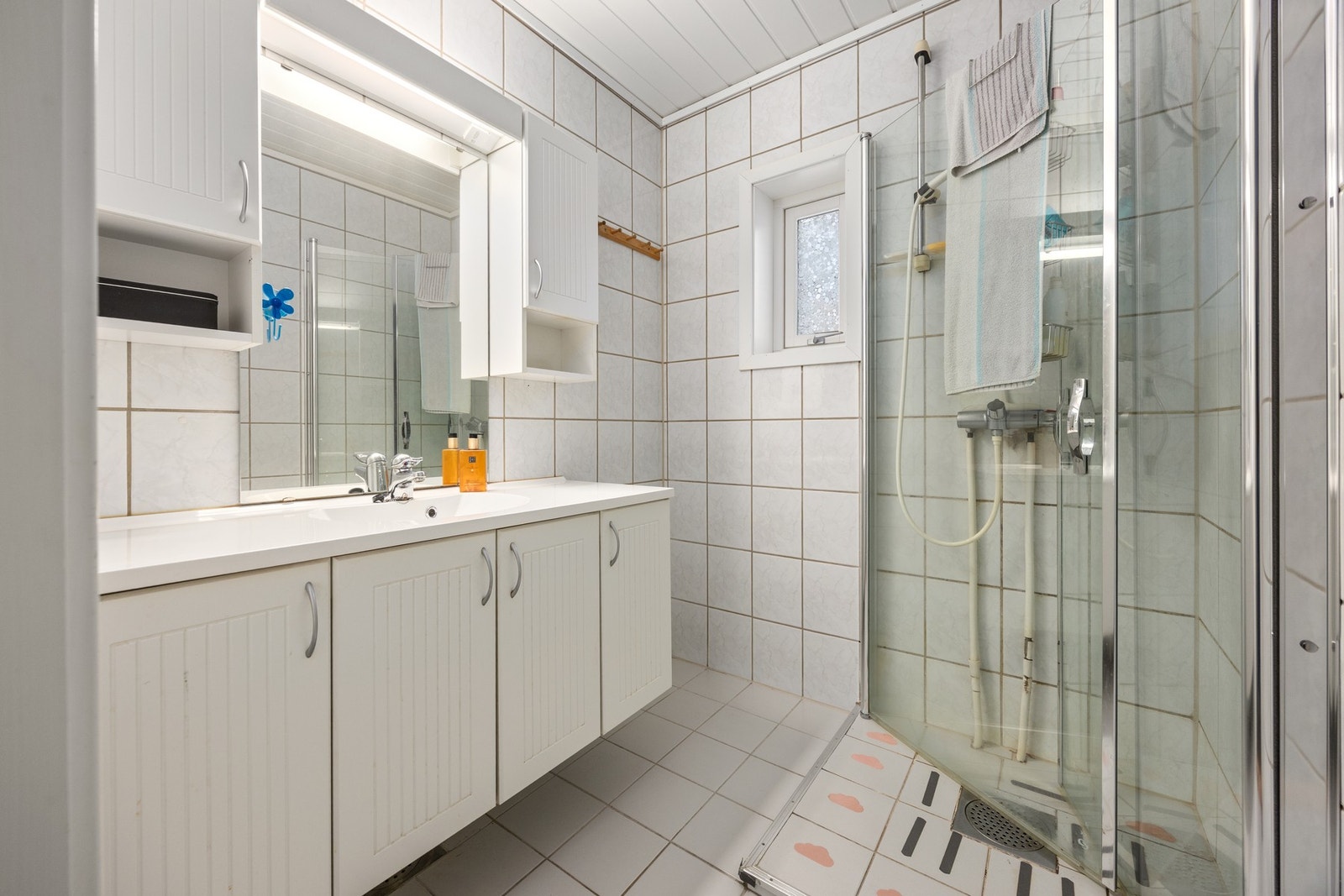 Bad - 3 kvm. Utstyrt med servantskap og dusj Galleribilde