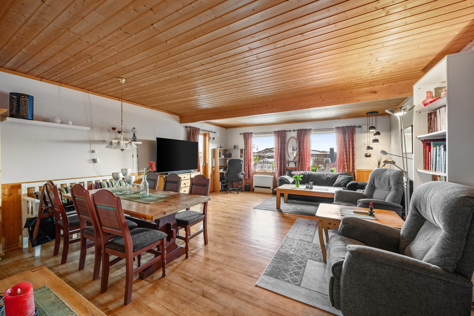 Stue og spisestue måler til sammen 33 kvm. Galleribilde