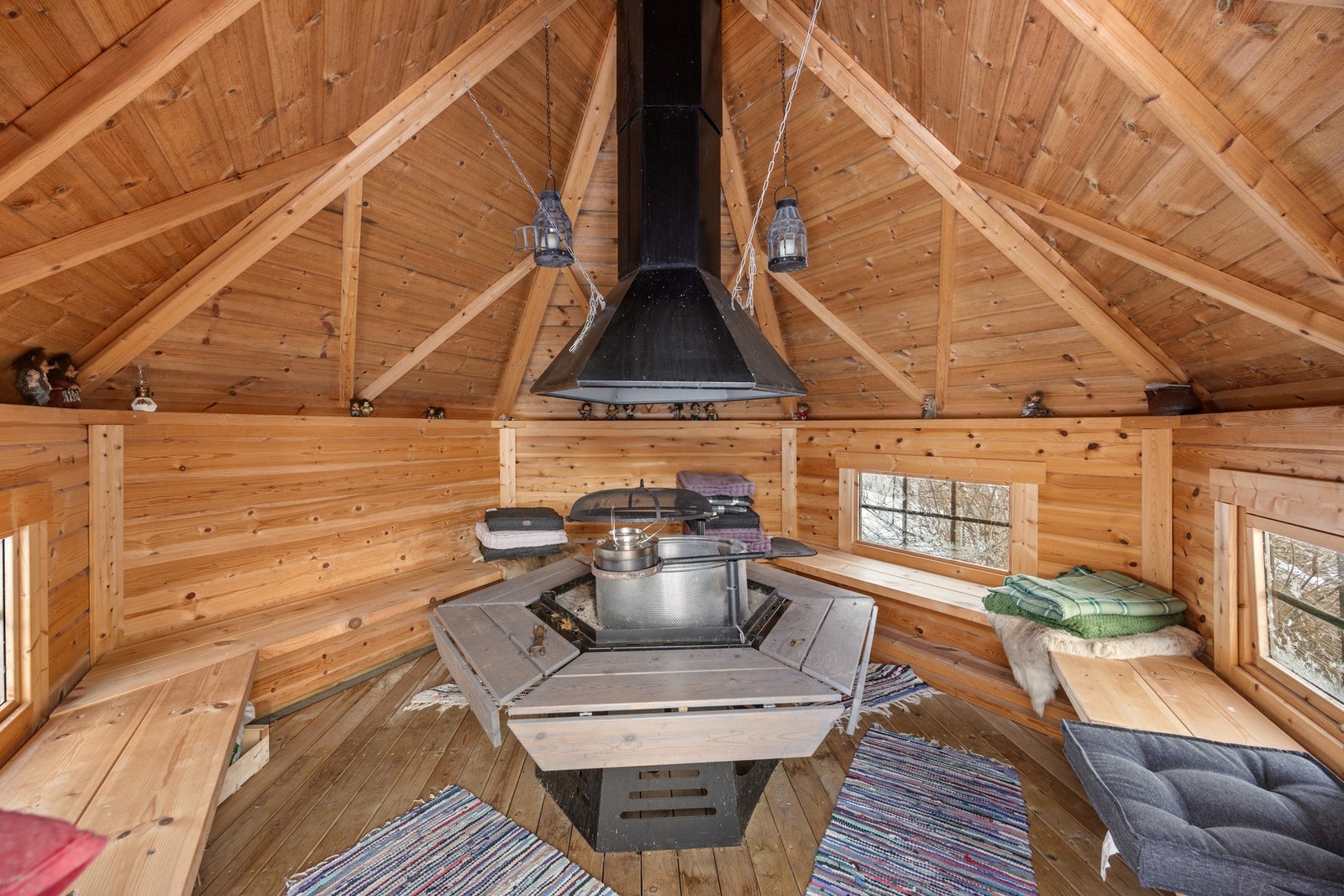 Innside grillhytte Galleribilde
