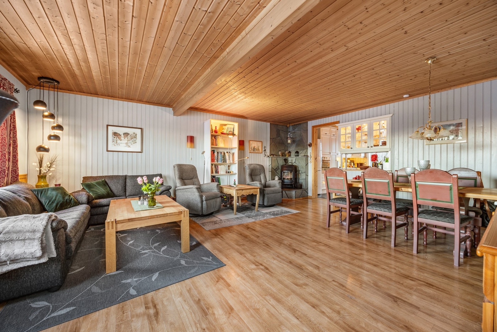 Boligen har oppvarming fra vedfyring, varmepumpe og elektrisitet Galleribilde