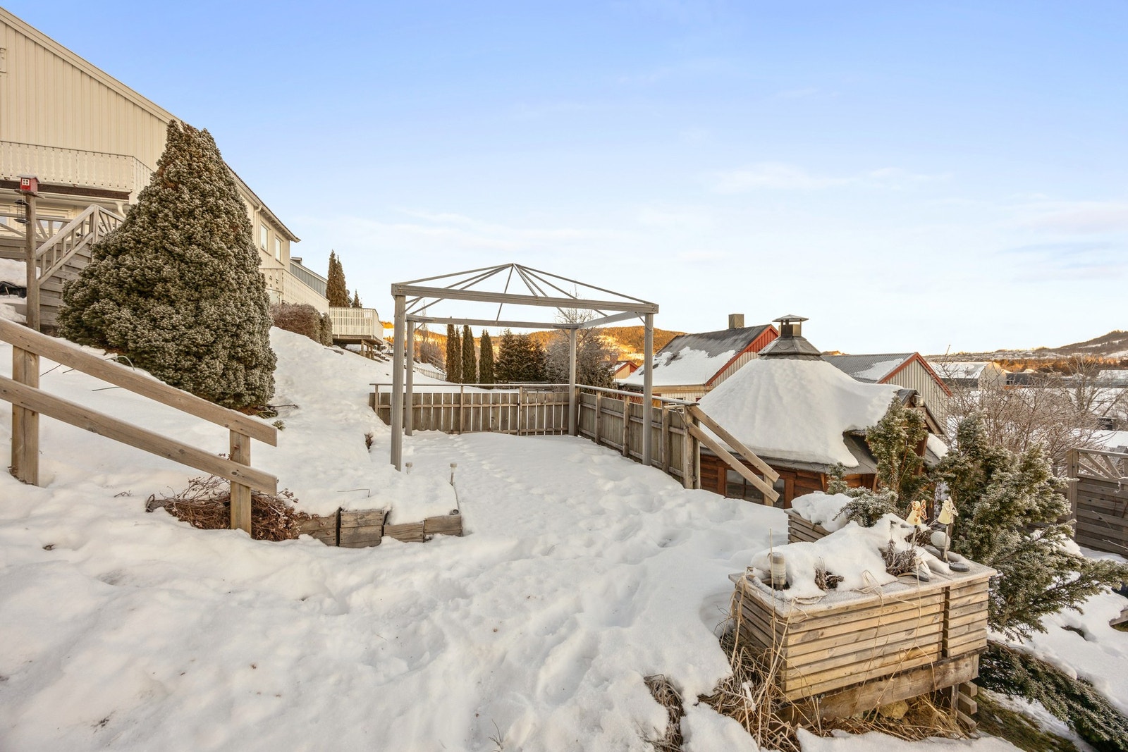 Opparbeidet med blomsterkasser, rekkverk og levegg Galleribilde