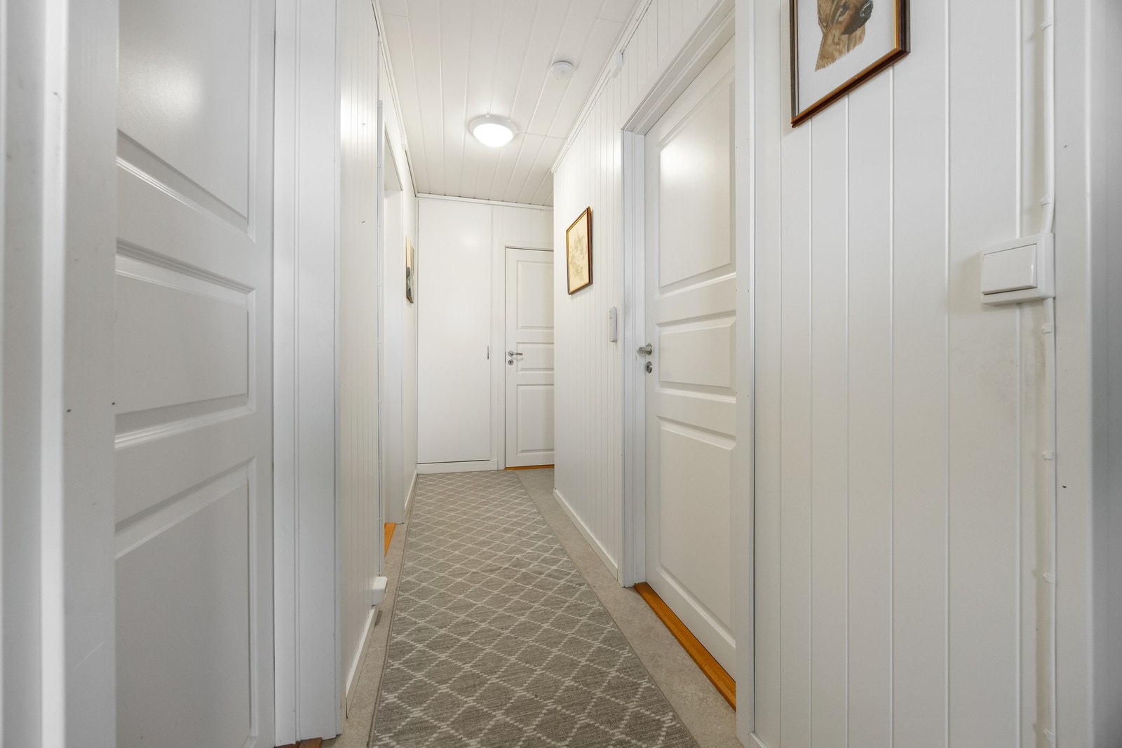 Gang/trapp - 7 kvm. Dør inn til tre soverom, WC og bad Galleribilde