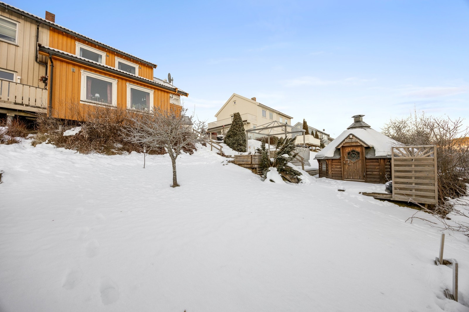 Tomten måler 318 kvm. Beplantet med busker, trær og blomster Galleribilde