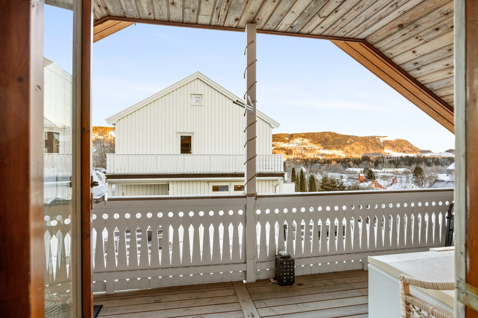 Fra gangen i 2. etg er det utgang til takoverbygd terrasse på 15 kvm. Galleribilde