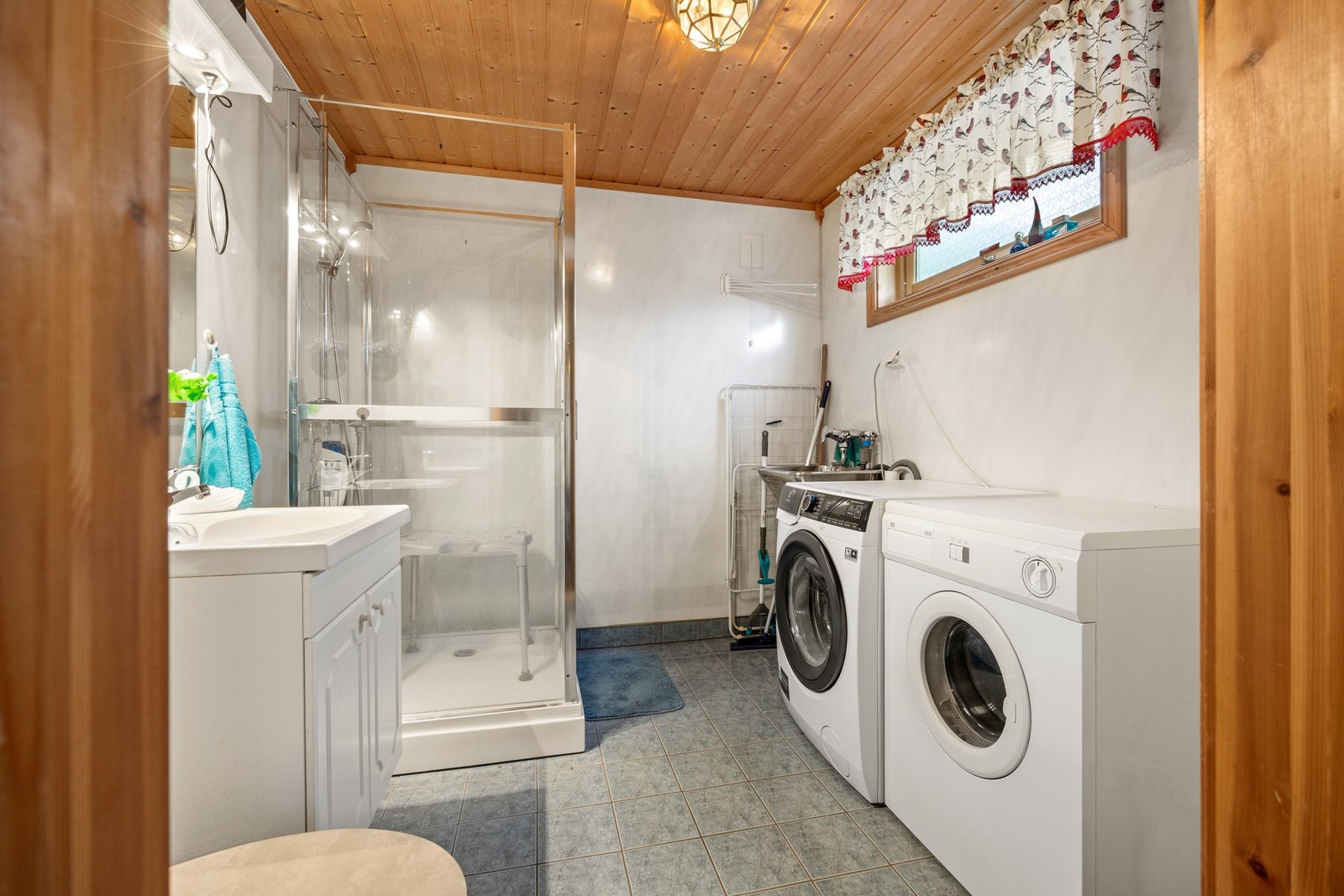 Bad - 5,5 kvm. Utstyrt med dusjkabinett, toalett, servantskap og opplegg for vaskemaskin. Galleribilde