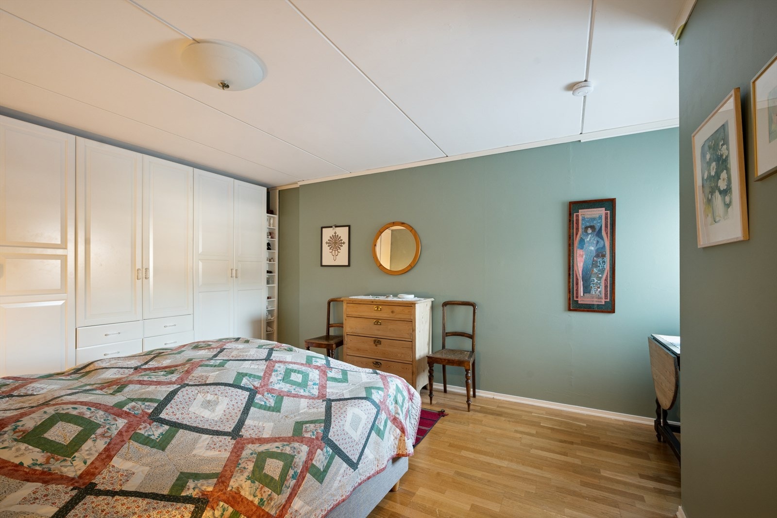 Hovedsoverommet er av god størrelse med plass til dobbeltseng og garderobe. Galleribilde