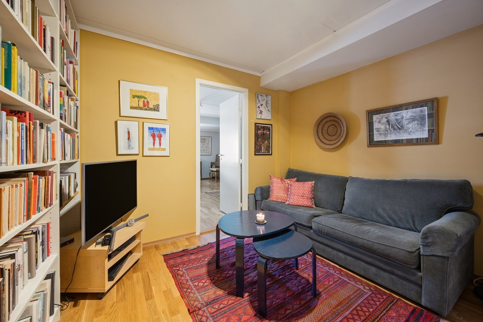 Leiligheten har en ekstra stue som kan benyttes som bibliotek eller TV-rom. Galleribilde