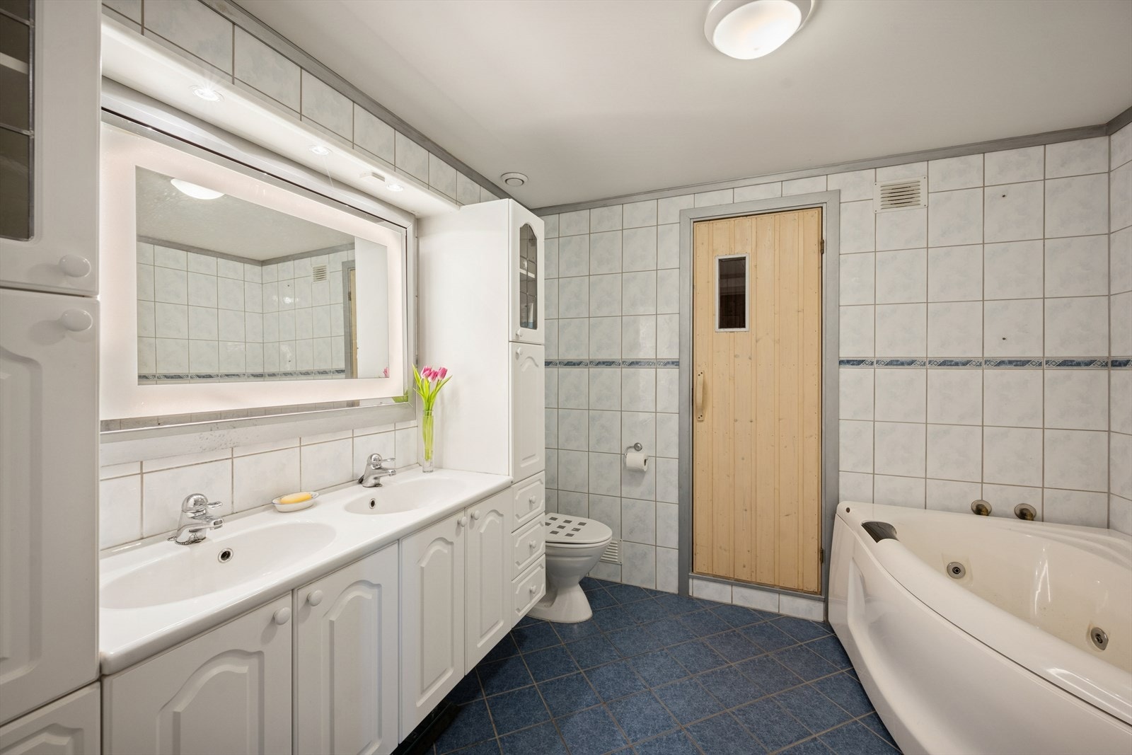 Hovedbadet har fliser på både vegger og gulv, samt tilgang til badstue. Galleribilde