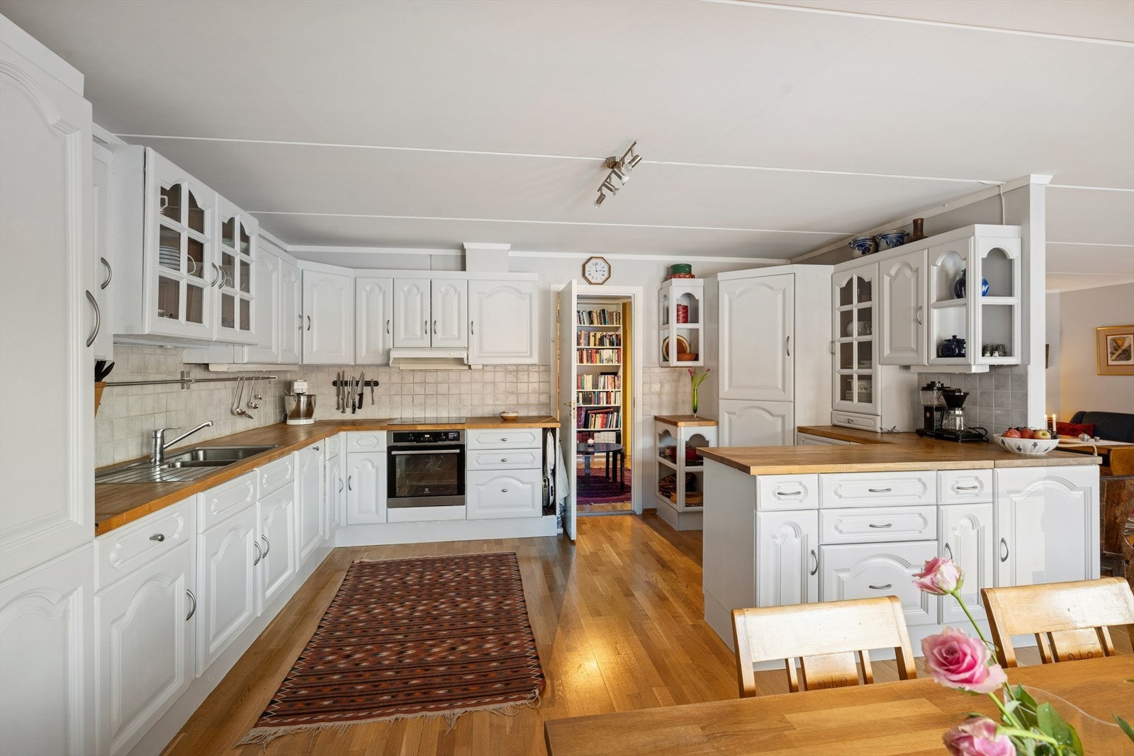 Innredningen har profilerte fronter og benkeplate i heltre med nedfelt kum i rustfritt stål. Galleribilde