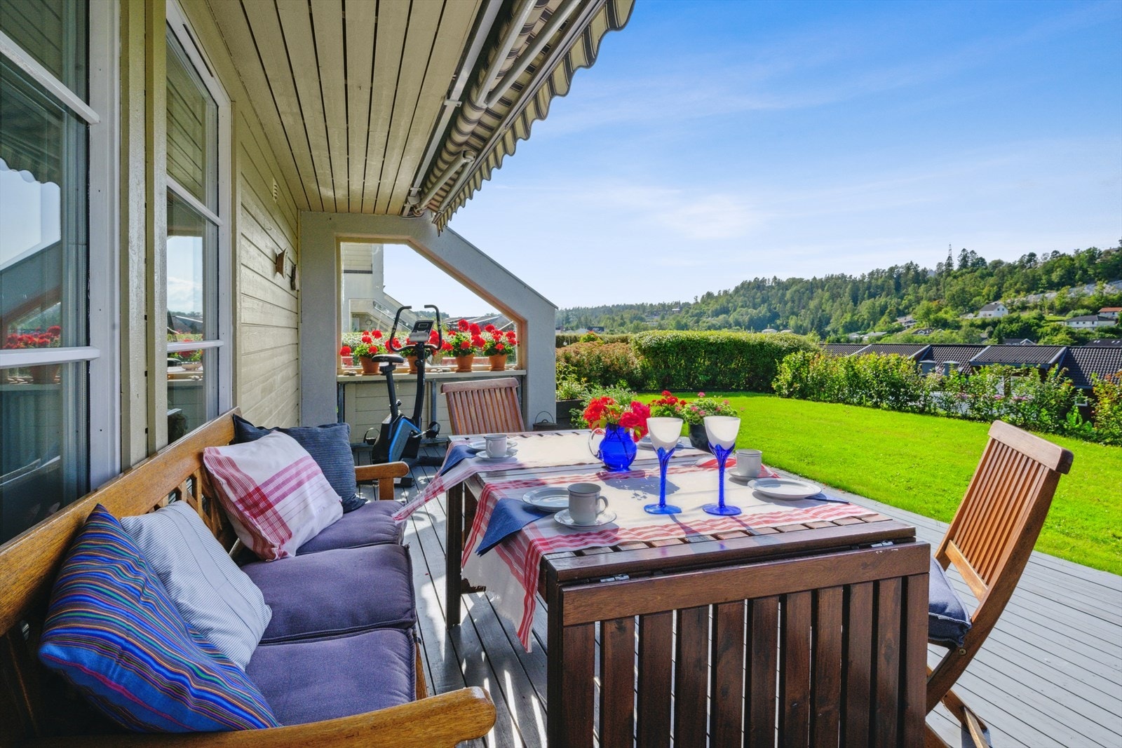 Her kan det nytes en god sommermiddag utendørs på fine dager. Galleribilde