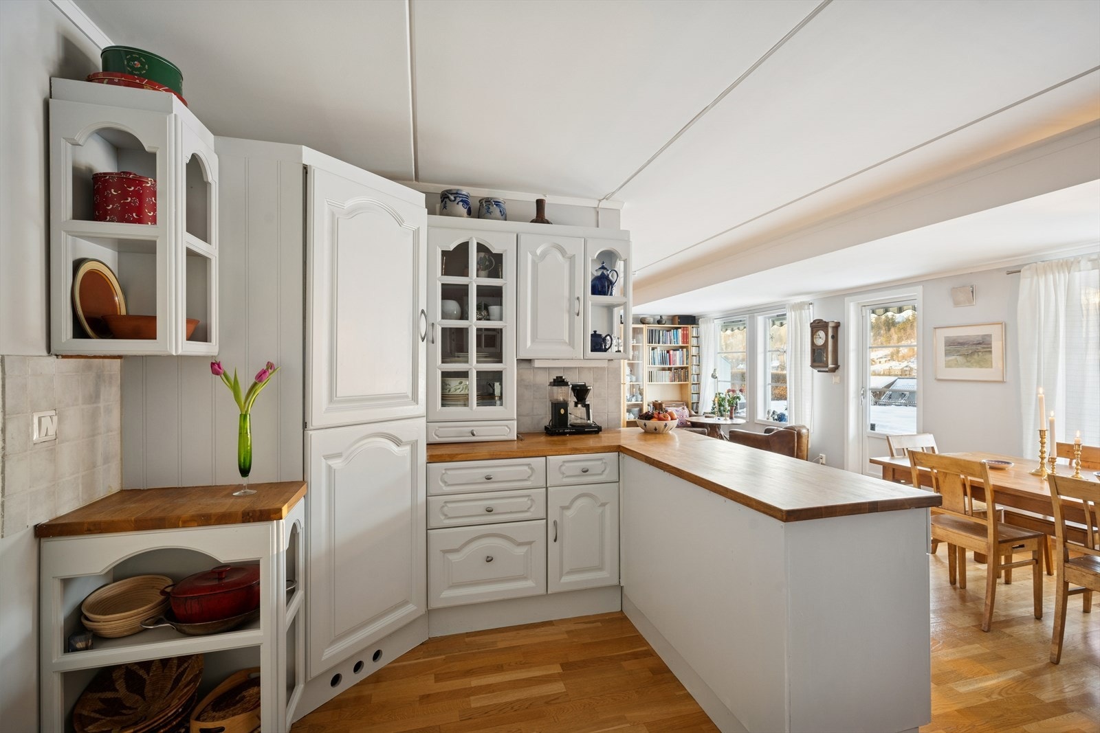 Det er fliser på vegg over benkeplaten. Galleribilde