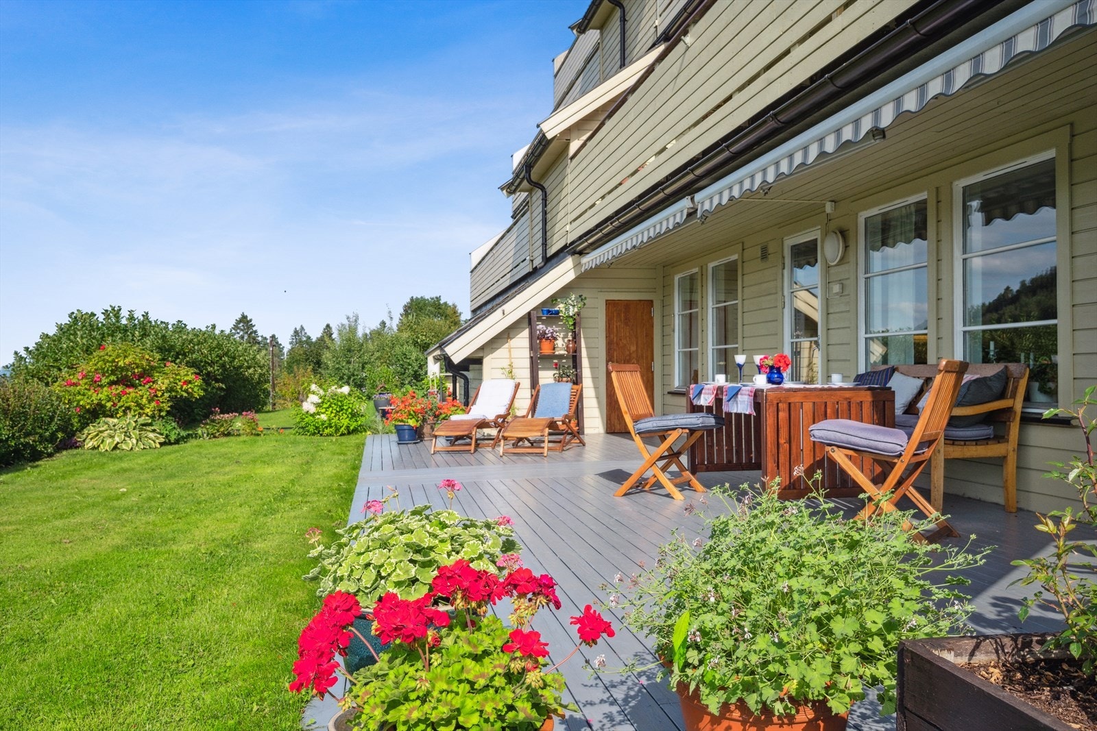 Fra terrassen har man direkte tilgang til sameiets felles hageområde. Galleribilde