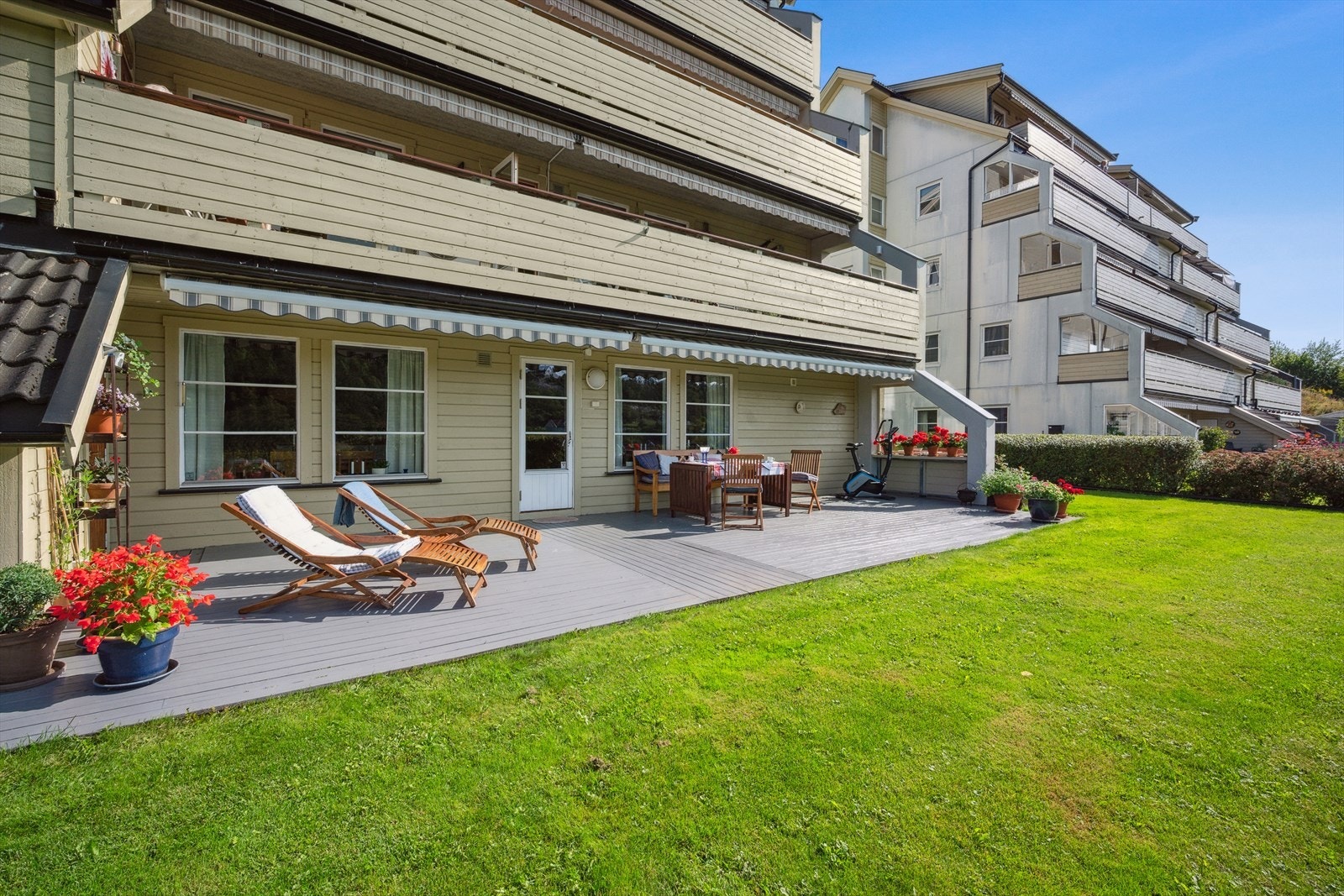 Fra stuen er det utgang til en romslig terrasse på ca. 40 m² med bod. Galleribilde