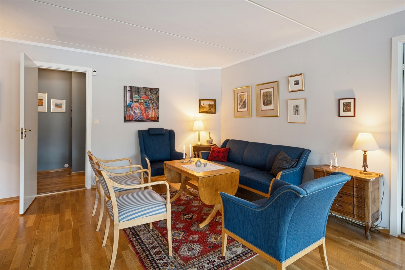 Rommet har god plass, noe som legger til rette for fleksibel innredning, der man enkelt kan skape ulike soner. Galleribilde