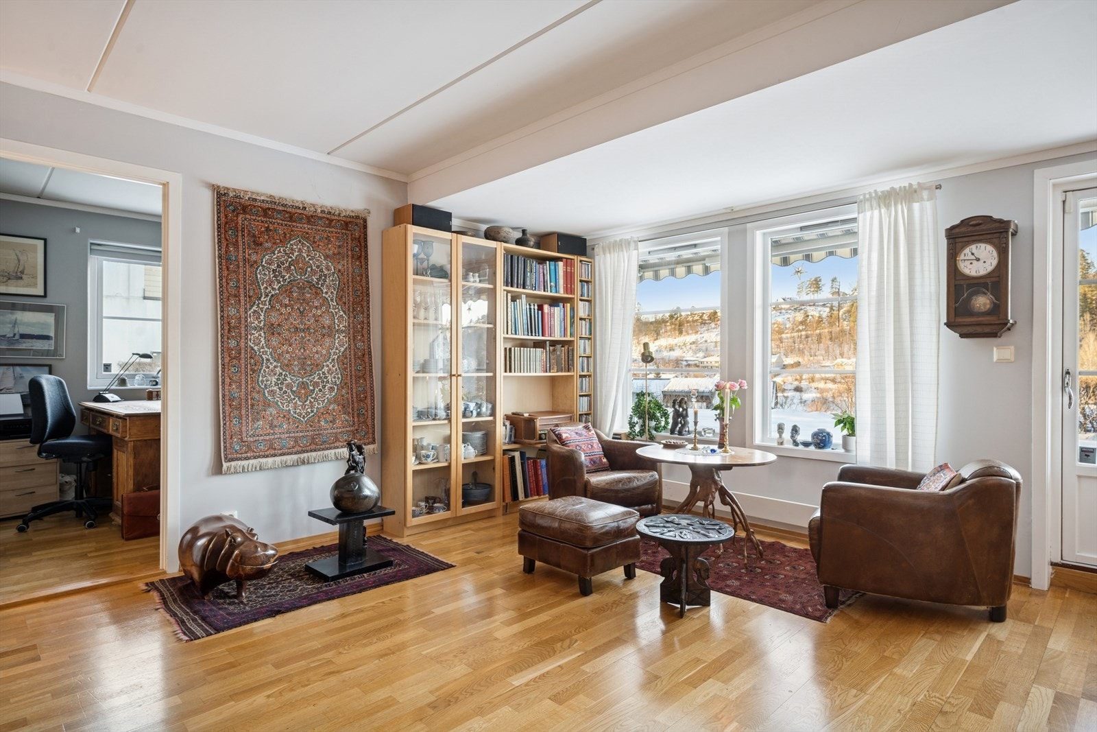 Leiligheten måler 139 kvm og ligger i byggets 1. etasje. Galleribilde