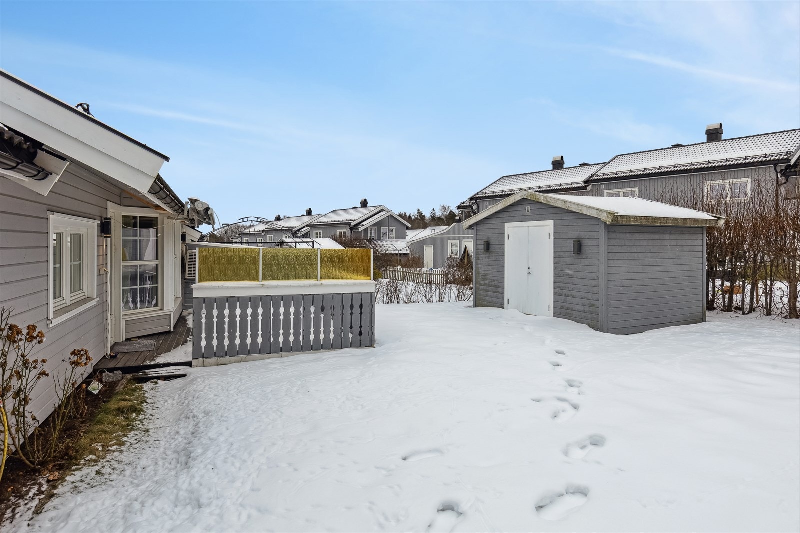 Pen opparbeidet hage med velstelte grøntarealer som skaper en innbydende og harmonisk atmosfære. Her finner du også en sørvendt terrasse med svært gode solforhold. Galleribilde