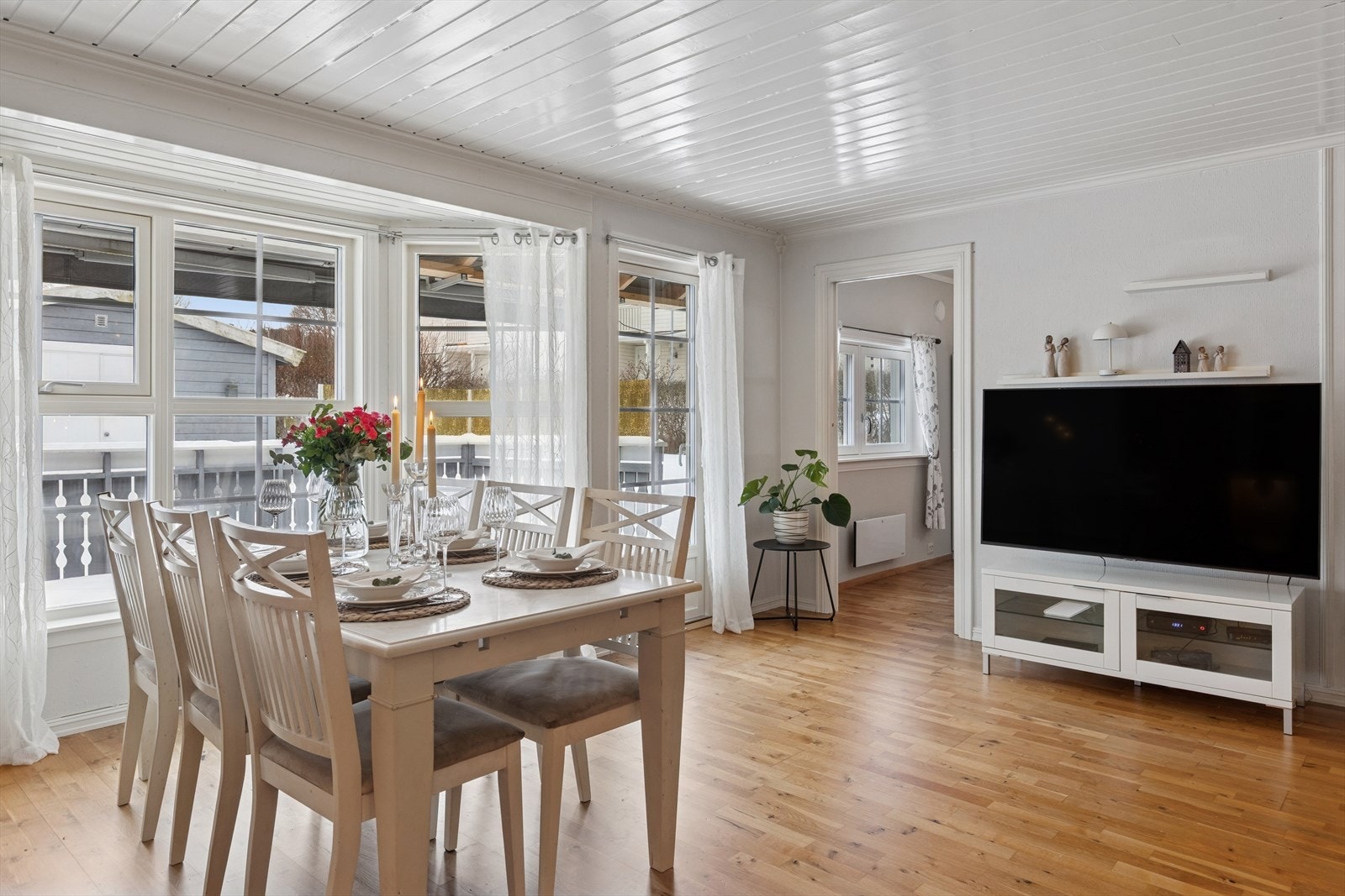 God plass til et romslig spisebord, her kan familie og venner samles. Galleribilde