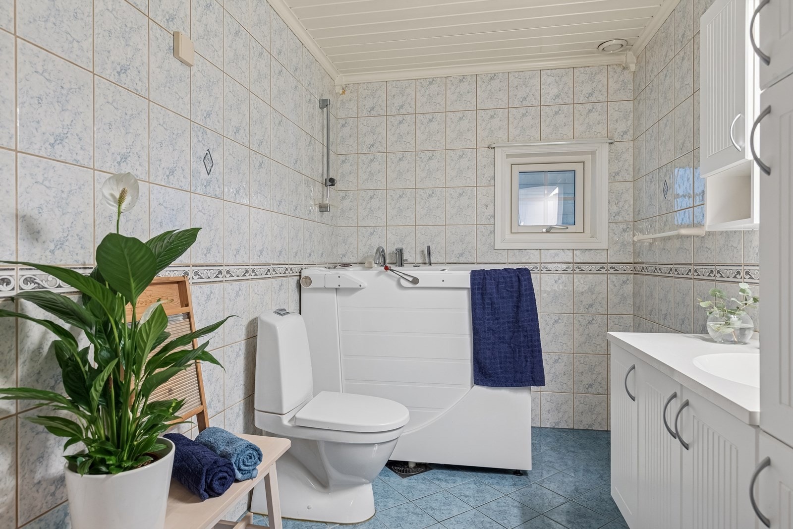 Pent flislagt bad med varmekabler. Badet er innredet med badekar (badekaret medfølger ikke, men et annet badekar kan medfølge om ønskelig. Dette blir ikke montert ferdig), toalett, baderomsinnredning med servant, høyskap og speil. Galleribilde